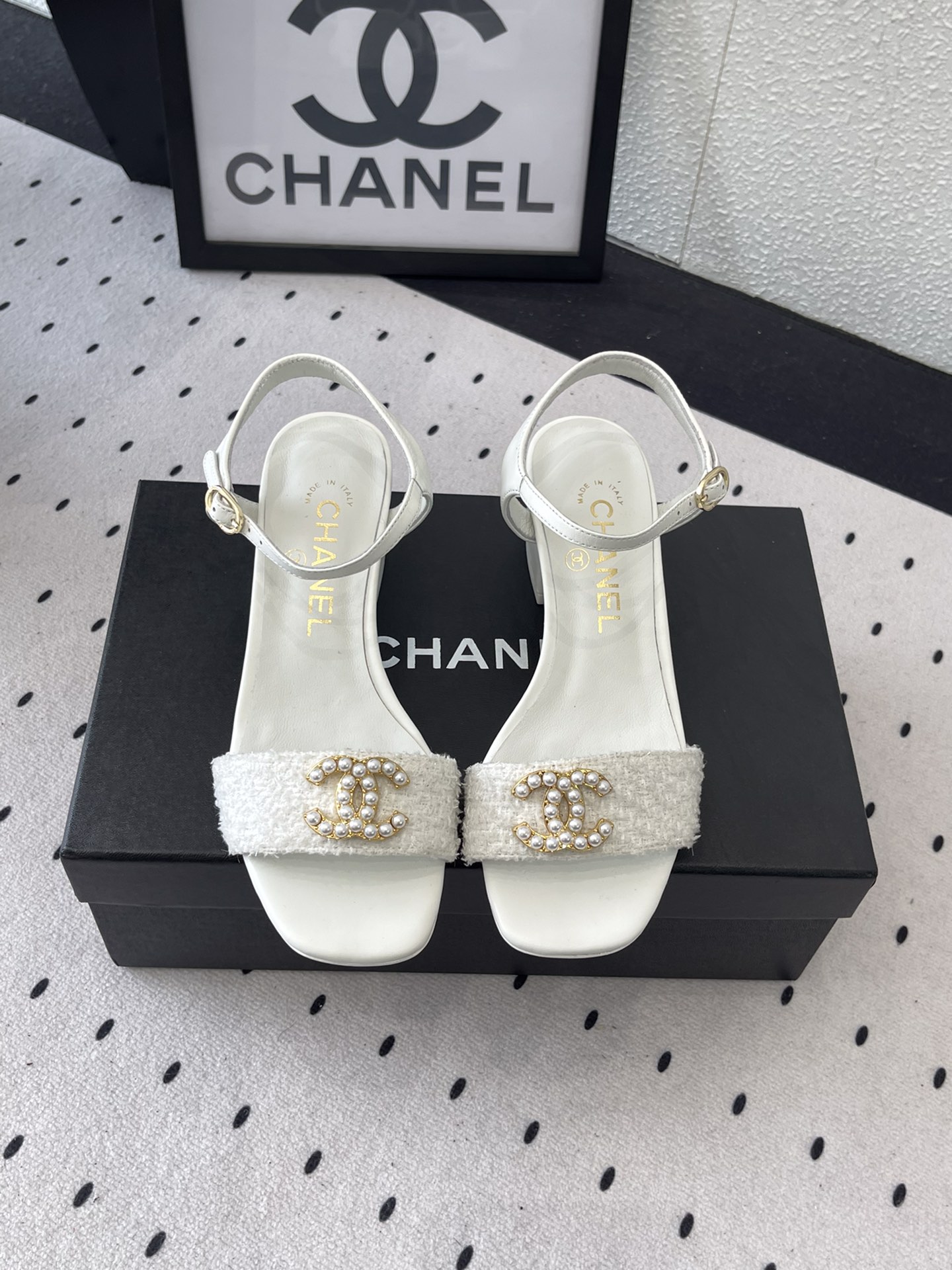 NO:241699,Chanel new summer sandals, high quality shipping, a versatile series that domestic and foreign bloggers are popular with. Must-have for spring and summer wardrobe matching. Imported silk and satin uppers. Imported crystal sheepskin inner lining. Original mold-open custom leather sole. Size: 35-39 (40, 41, custom made without return or exchange), high heels, chanel, sandals, high heels, sheepskin, silk fabric, Leather soles19860909Chanel新款夏季凉鞋 高品质出货 国内外博主刷爆的一个百搭系列 春夏衣橱搭配必备 进口丝绸绸缎鞋面 进口水晶羊皮内里 原版开模定制真皮大底 Size: 35-39（40、41、定做不退换）,高跟鞋凉鞋,chanel,sandals,high heels,sheepskin,silk fabric,Leather soles,Women's Shoes