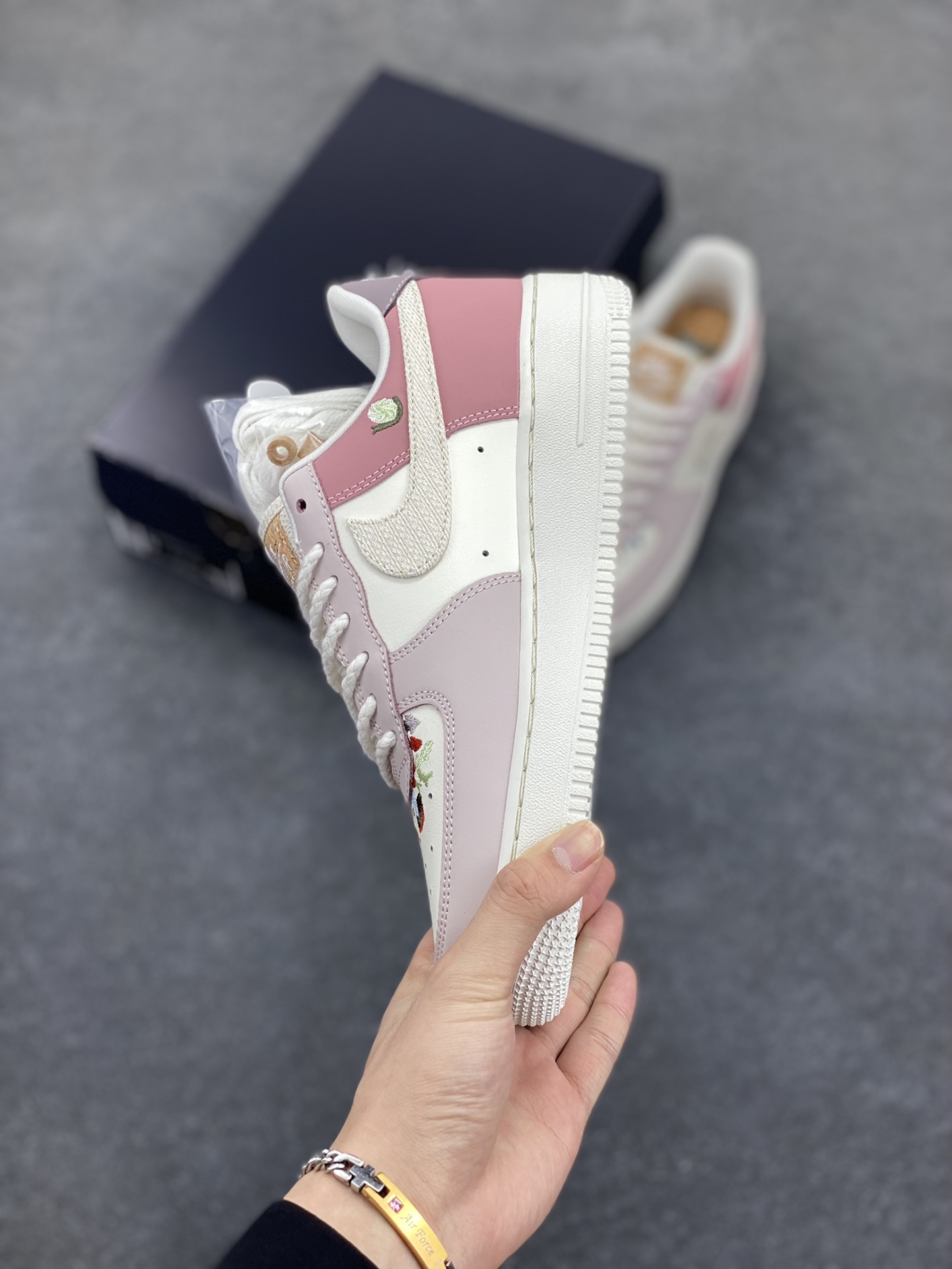图片[3]-Air Force 1 Nike Low 白蓝灰 原楦头原纸板 打造纯正空军版型 专注外贸渠道 全掌内置蜂窝气垫 #原盒配件 原厂中底钢印、拉帮完美 货号：IB8874-111 尺码：35.5 36 36.5 37.5 38 38.5 39 40 40.5 41 42-选品中心