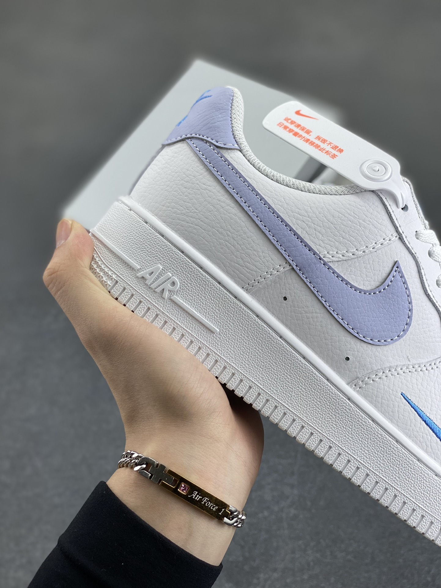 图片[6]-福利特价 Nk Air Force 1\’07 Low 白月色 空军一号低帮休闲板鞋 原楦头原纸板 打造纯正空军版型#专注外贸渠道 全掌内置蜂窝气垫 #原盒配件 原厂中底钢印、拉帮完美 货号：HV2511-100 尺码：36 36.5 37.5 38 38.5 39 40 40.5 41 42 42.5 43 44 44.5 45-选品中心