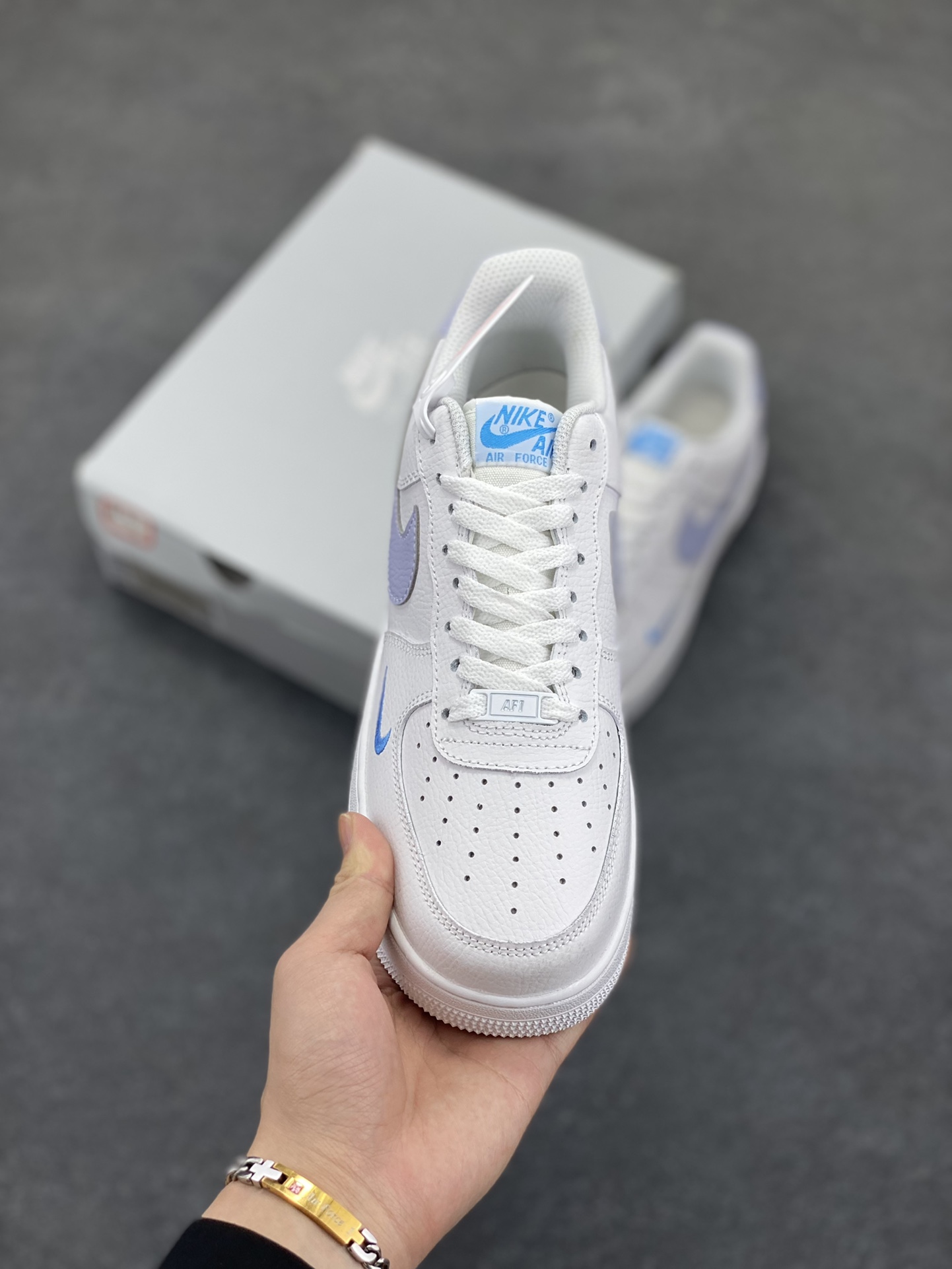 图片[2]-福利特价 Nk Air Force 1\’07 Low 白月色 空军一号低帮休闲板鞋 原楦头原纸板 打造纯正空军版型#专注外贸渠道 全掌内置蜂窝气垫 #原盒配件 原厂中底钢印、拉帮完美 货号：HV2511-100 尺码：36 36.5 37.5 38 38.5 39 40 40.5 41 42 42.5 43 44 44.5 45-选品中心