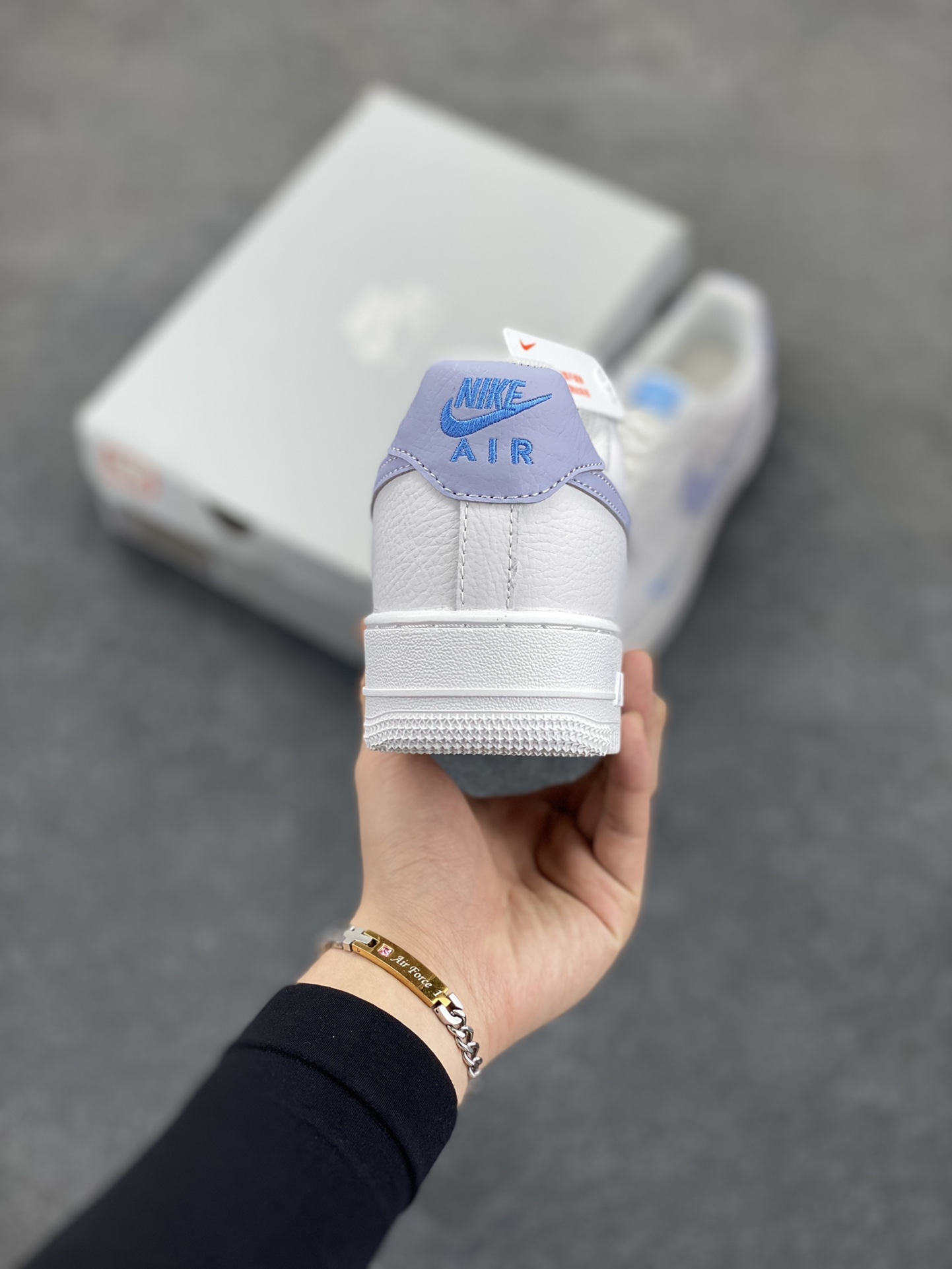 图片[4]-福利特价 Nk Air Force 1\’07 Low 白月色 空军一号低帮休闲板鞋 原楦头原纸板 打造纯正空军版型#专注外贸渠道 全掌内置蜂窝气垫 #原盒配件 原厂中底钢印、拉帮完美 货号：HV2511-100 尺码：36 36.5 37.5 38 38.5 39 40 40.5 41 42 42.5 43 44 44.5 45-选品中心