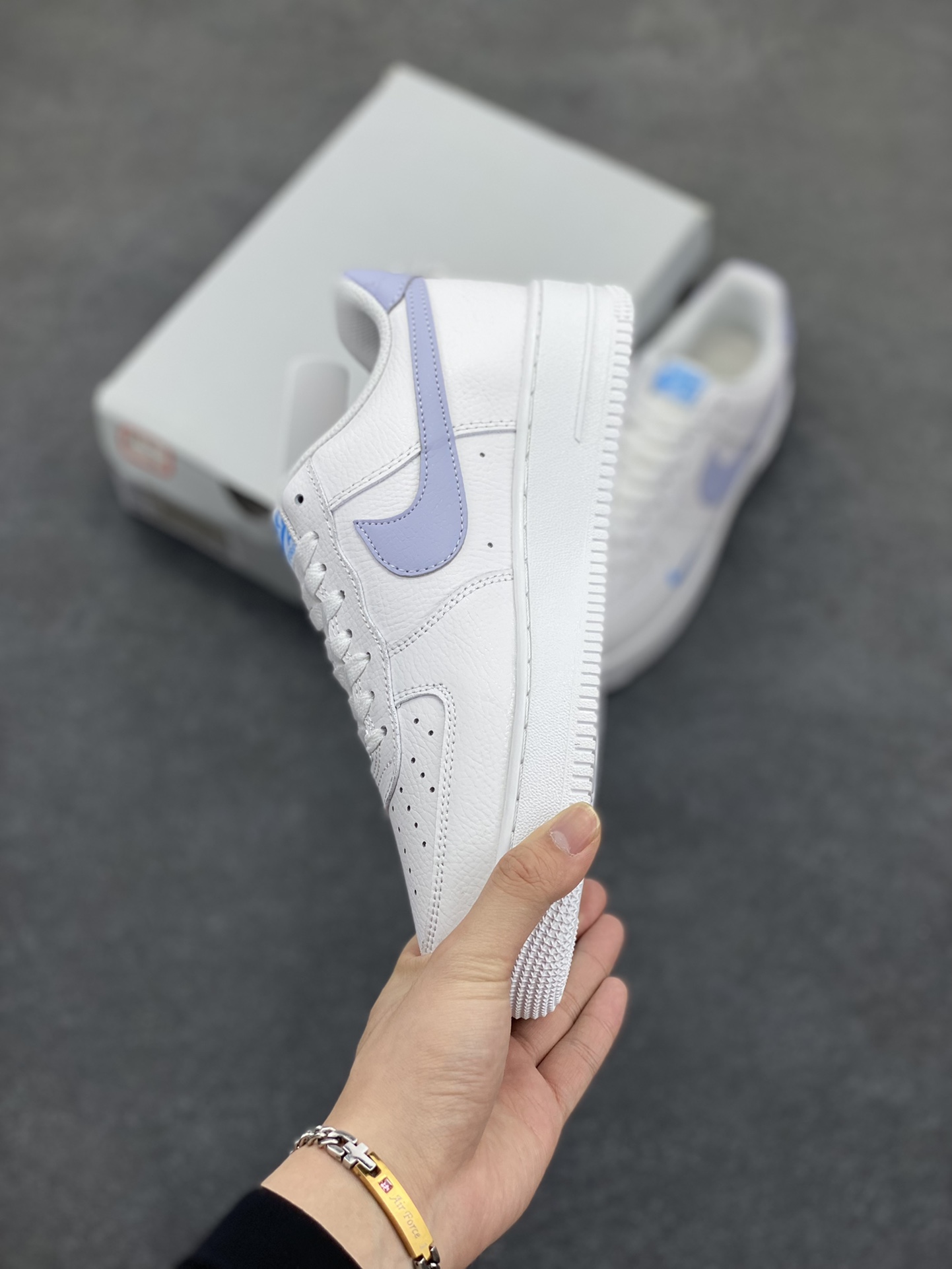 图片[3]-福利特价 Nk Air Force 1\’07 Low 白月色 空军一号低帮休闲板鞋 原楦头原纸板 打造纯正空军版型#专注外贸渠道 全掌内置蜂窝气垫 #原盒配件 原厂中底钢印、拉帮完美 货号：HV2511-100 尺码：36 36.5 37.5 38 38.5 39 40 40.5 41 42 42.5 43 44 44.5 45-选品中心