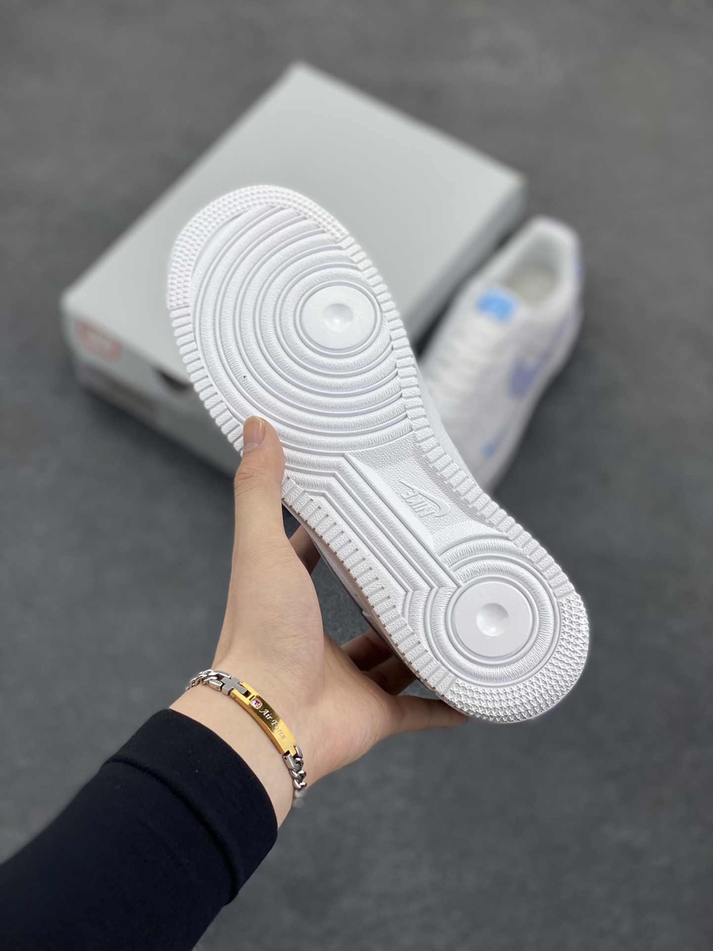 图片[5]-福利特价 Nk Air Force 1\’07 Low 白月色 空军一号低帮休闲板鞋 原楦头原纸板 打造纯正空军版型#专注外贸渠道 全掌内置蜂窝气垫 #原盒配件 原厂中底钢印、拉帮完美 货号：HV2511-100 尺码：36 36.5 37.5 38 38.5 39 40 40.5 41 42 42.5 43 44 44.5 45-选品中心