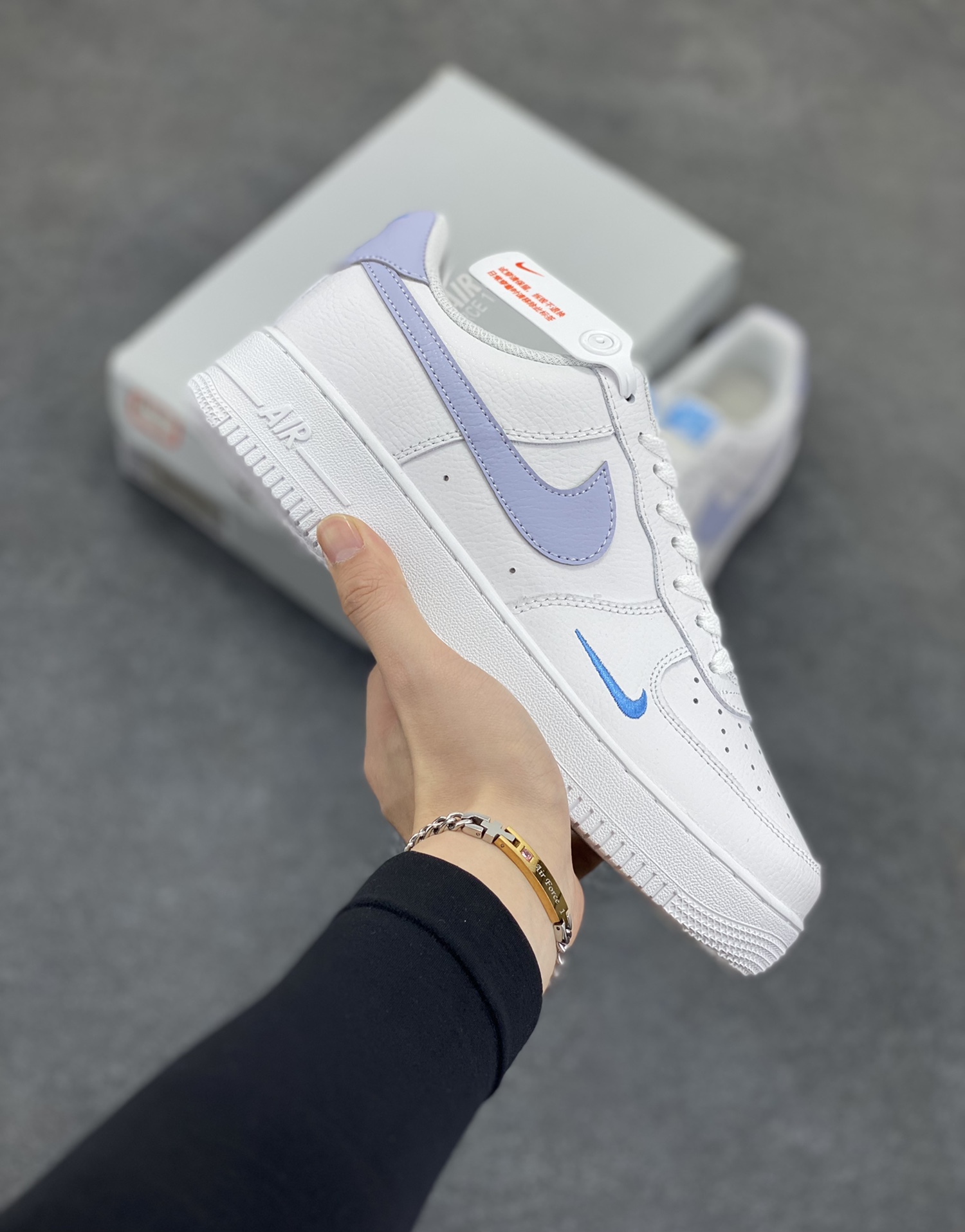 福利特价 Nk Air Force 1\’07 Low 白月色 空军一号低帮休闲板鞋 原楦头原纸板 打造纯正空军版型#专注外贸渠道 全掌内置蜂窝气垫 #原盒配件 原厂中底钢印、拉帮完美 货号:HV2511-100 尺码:36 36.5 37.5 38 38.5 39 40 40.5 41 42 42.5 43 44 44.5 45-选品中心