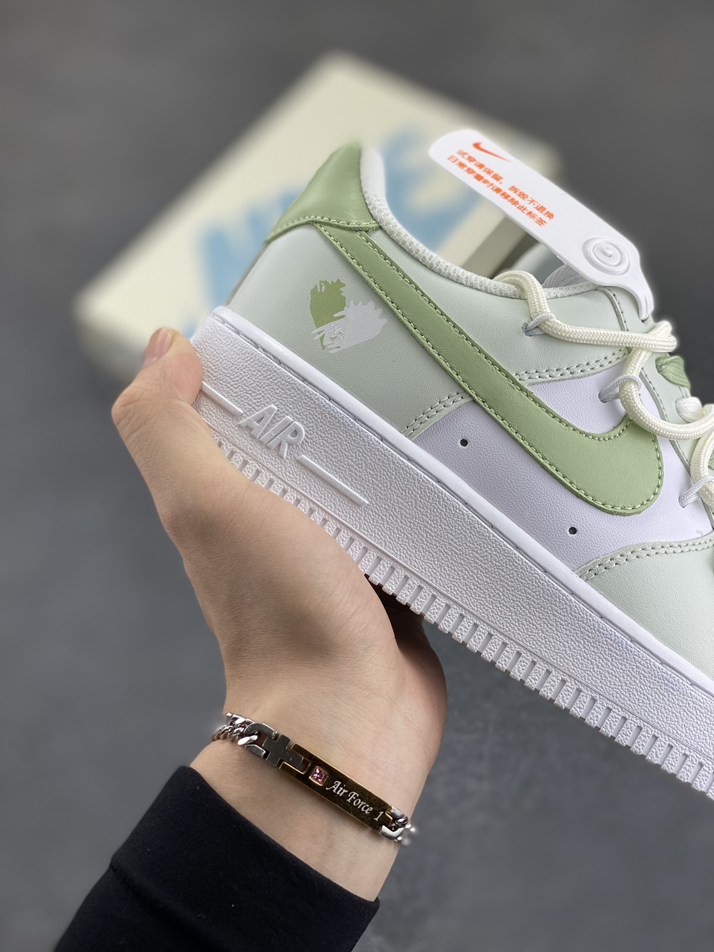 图片[6]-✨520系列限定 😻“小绿爱心”Nike Air Force 1 “Green Love”空军一号定制低帮板鞋 在充满浪漫氛围的520，小绿爱心宛如一抹清新而特别的存在。它打破常规，以生机勃勃的绿色为主色调，象征着爱情的鲜活与持久。小绿爱心，是对传统甜蜜的创新诠释 货号：DH2920-111 尺码：36 36.5 37.5 38 38.5 39 40 40.5 41 42 42.5 43 44 44.5 45-选品中心