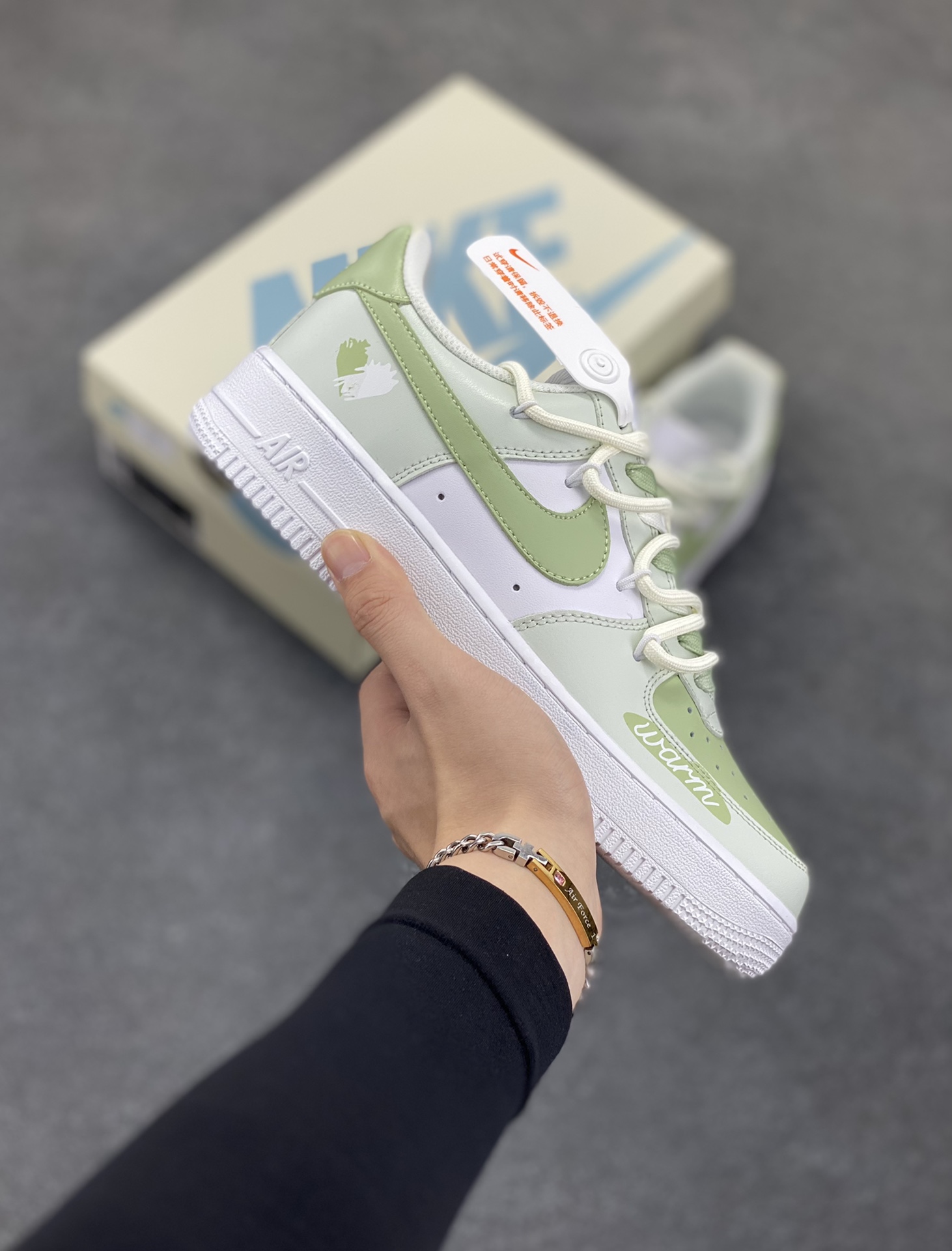 ✨520系列限定 😻“小绿爱心”Nike Air Force 1 “Green Love”空军一号定制低帮板鞋 在充满浪漫氛围的520，小绿爱心宛如一抹清新而特别的存在。它打破常规，以生机勃勃的绿色为主色调，象征着爱情的鲜活与持久。小绿爱心，是对传统甜蜜的创新诠释 货号：DH2920-111 尺码：36 36.5 37.5 38 38.5 39 40 40.5 41 42 42.5 43 44 44.5 45-选品中心