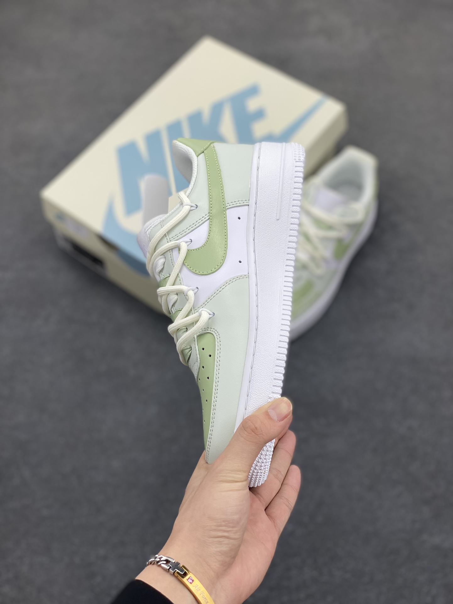 图片[3]-✨520系列限定 😻“小绿爱心”Nike Air Force 1 “Green Love”空军一号定制低帮板鞋 在充满浪漫氛围的520，小绿爱心宛如一抹清新而特别的存在。它打破常规，以生机勃勃的绿色为主色调，象征着爱情的鲜活与持久。小绿爱心，是对传统甜蜜的创新诠释 货号：DH2920-111 尺码：36 36.5 37.5 38 38.5 39 40 40.5 41 42 42.5 43 44 44.5 45-选品中心