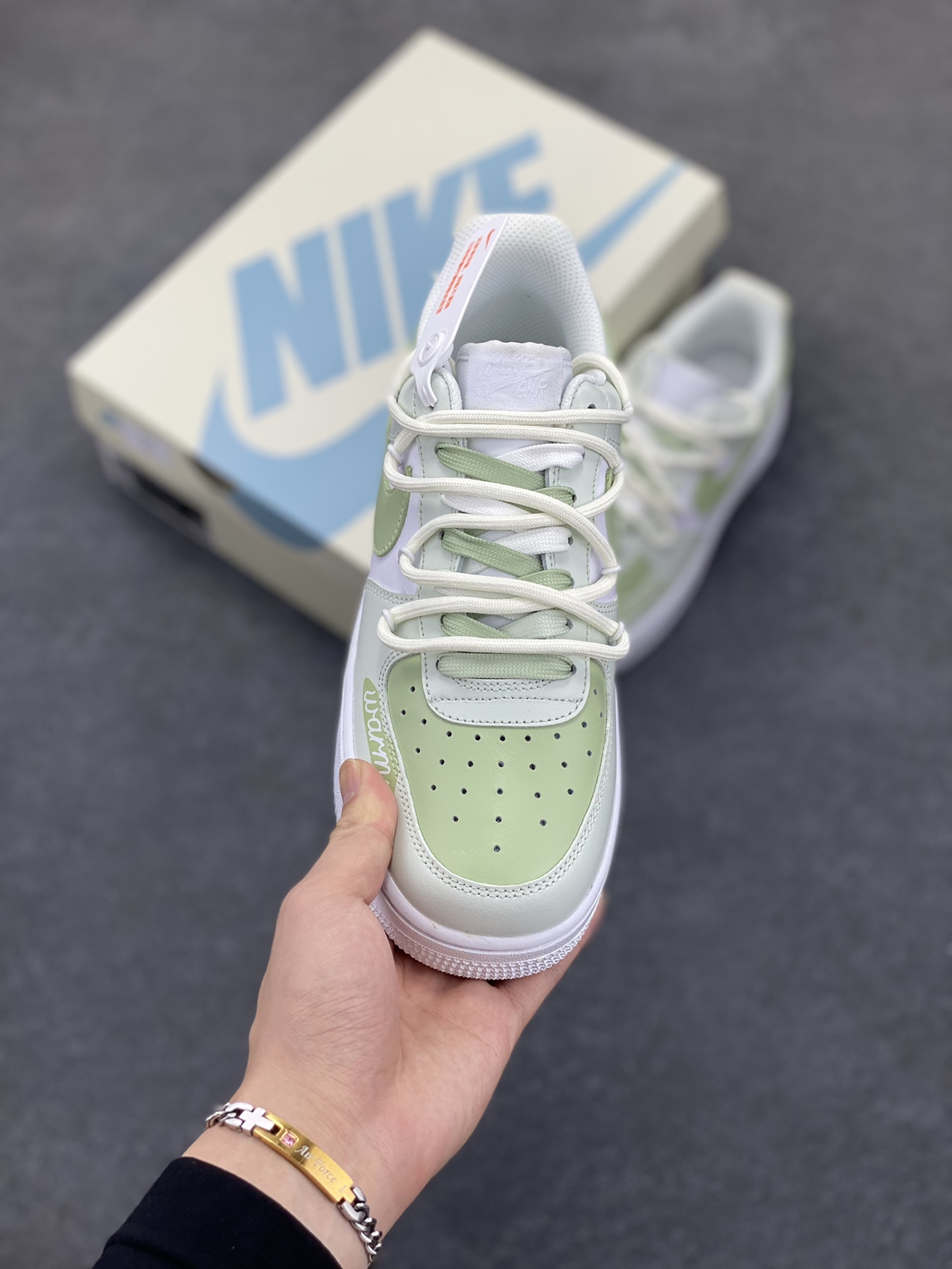 图片[2]-✨520系列限定 😻“小绿爱心”Nike Air Force 1 “Green Love”空军一号定制低帮板鞋 在充满浪漫氛围的520，小绿爱心宛如一抹清新而特别的存在。它打破常规，以生机勃勃的绿色为主色调，象征着爱情的鲜活与持久。小绿爱心，是对传统甜蜜的创新诠释 货号：DH2920-111 尺码：36 36.5 37.5 38 38.5 39 40 40.5 41 42 42.5 43 44 44.5 45-选品中心