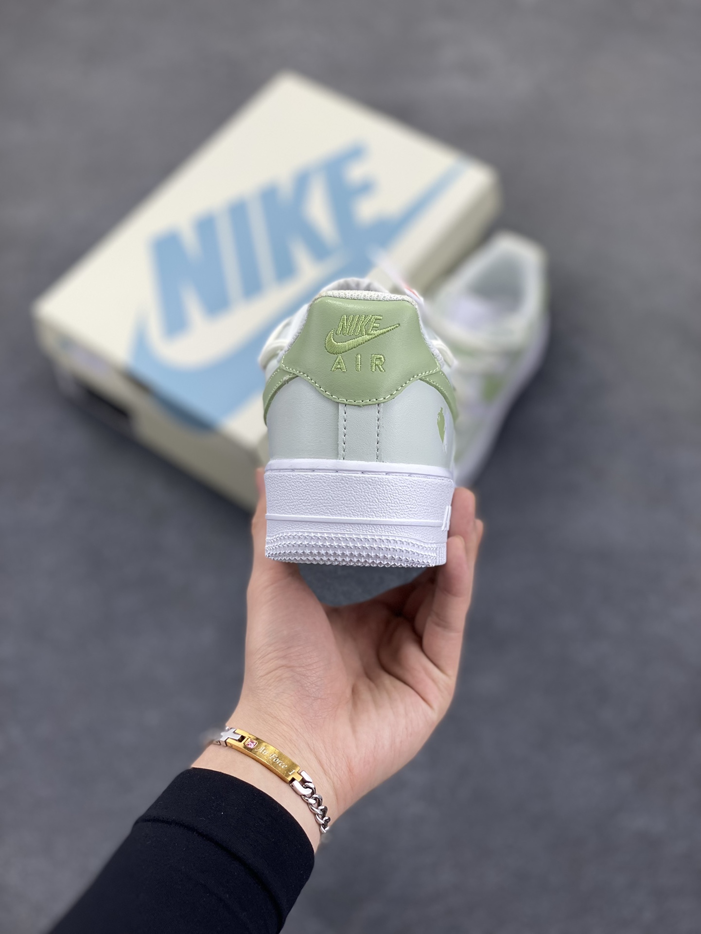 图片[4]-✨520系列限定 😻“小绿爱心”Nike Air Force 1 “Green Love”空军一号定制低帮板鞋 在充满浪漫氛围的520，小绿爱心宛如一抹清新而特别的存在。它打破常规，以生机勃勃的绿色为主色调，象征着爱情的鲜活与持久。小绿爱心，是对传统甜蜜的创新诠释 货号：DH2920-111 尺码：36 36.5 37.5 38 38.5 39 40 40.5 41 42 42.5 43 44 44.5 45-选品中心
