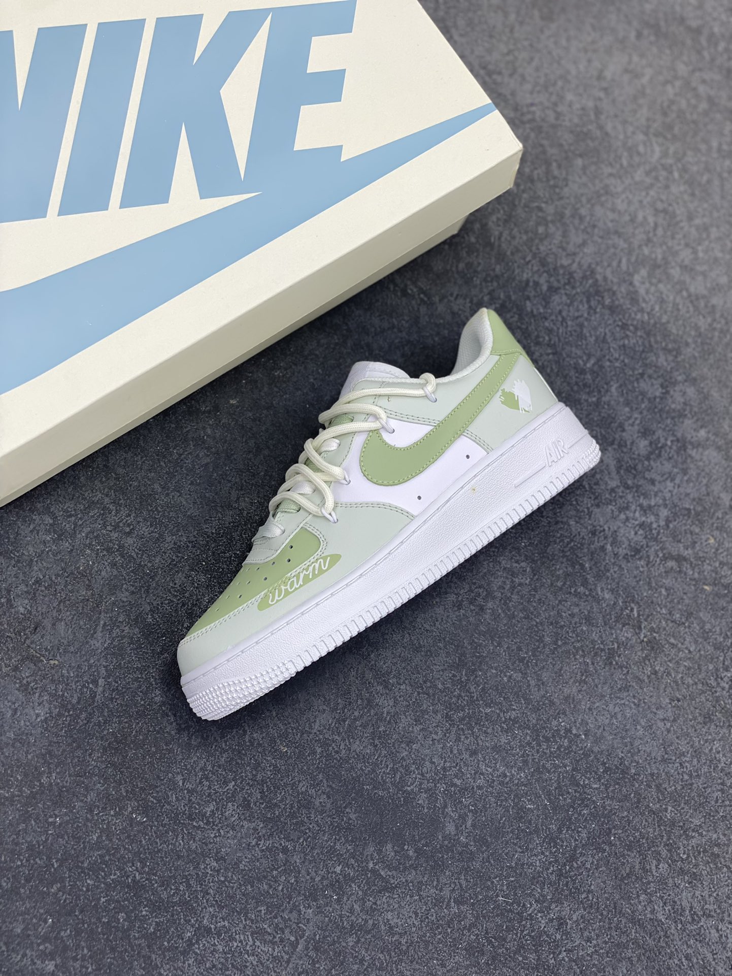 图片[7]-✨520系列限定 😻“小绿爱心”Nike Air Force 1 “Green Love”空军一号定制低帮板鞋 在充满浪漫氛围的520，小绿爱心宛如一抹清新而特别的存在。它打破常规，以生机勃勃的绿色为主色调，象征着爱情的鲜活与持久。小绿爱心，是对传统甜蜜的创新诠释 货号：DH2920-111 尺码：36 36.5 37.5 38 38.5 39 40 40.5 41 42 42.5 43 44 44.5 45-选品中心