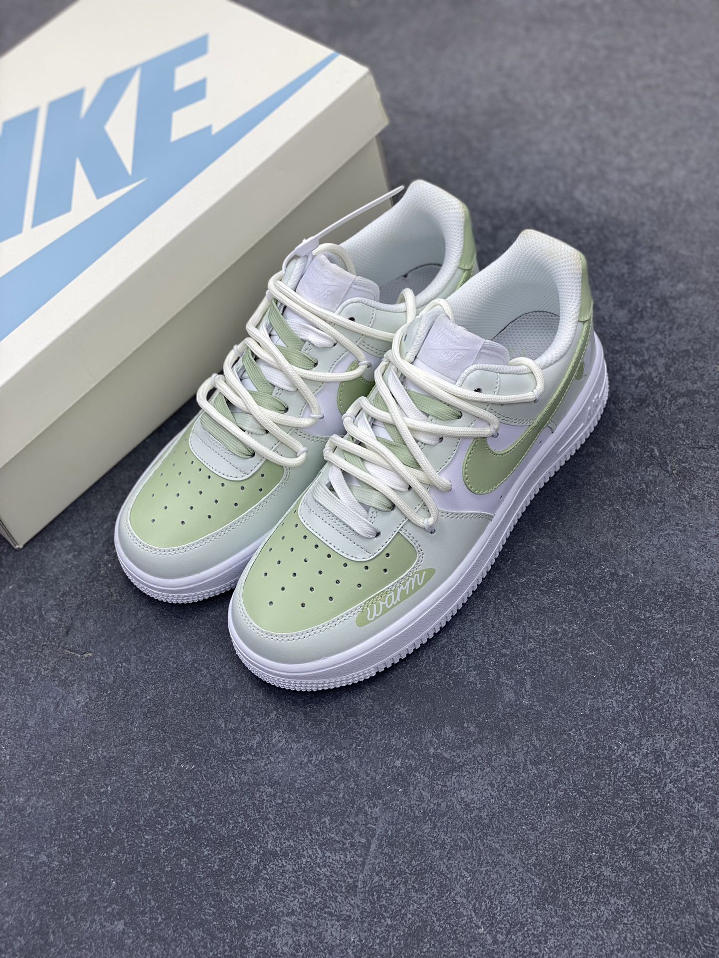 图片[8]-✨520系列限定 😻“小绿爱心”Nike Air Force 1 “Green Love”空军一号定制低帮板鞋 在充满浪漫氛围的520，小绿爱心宛如一抹清新而特别的存在。它打破常规，以生机勃勃的绿色为主色调，象征着爱情的鲜活与持久。小绿爱心，是对传统甜蜜的创新诠释 货号：DH2920-111 尺码：36 36.5 37.5 38 38.5 39 40 40.5 41 42 42.5 43 44 44.5 45-选品中心