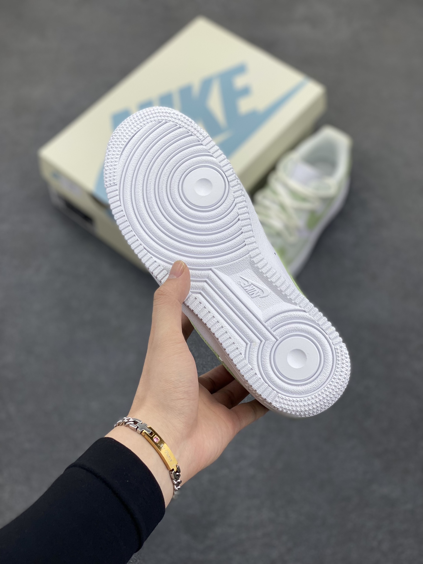 图片[5]-✨520系列限定 😻“小绿爱心”Nike Air Force 1 “Green Love”空军一号定制低帮板鞋 在充满浪漫氛围的520，小绿爱心宛如一抹清新而特别的存在。它打破常规，以生机勃勃的绿色为主色调，象征着爱情的鲜活与持久。小绿爱心，是对传统甜蜜的创新诠释 货号：DH2920-111 尺码：36 36.5 37.5 38 38.5 39 40 40.5 41 42 42.5 43 44 44.5 45-选品中心