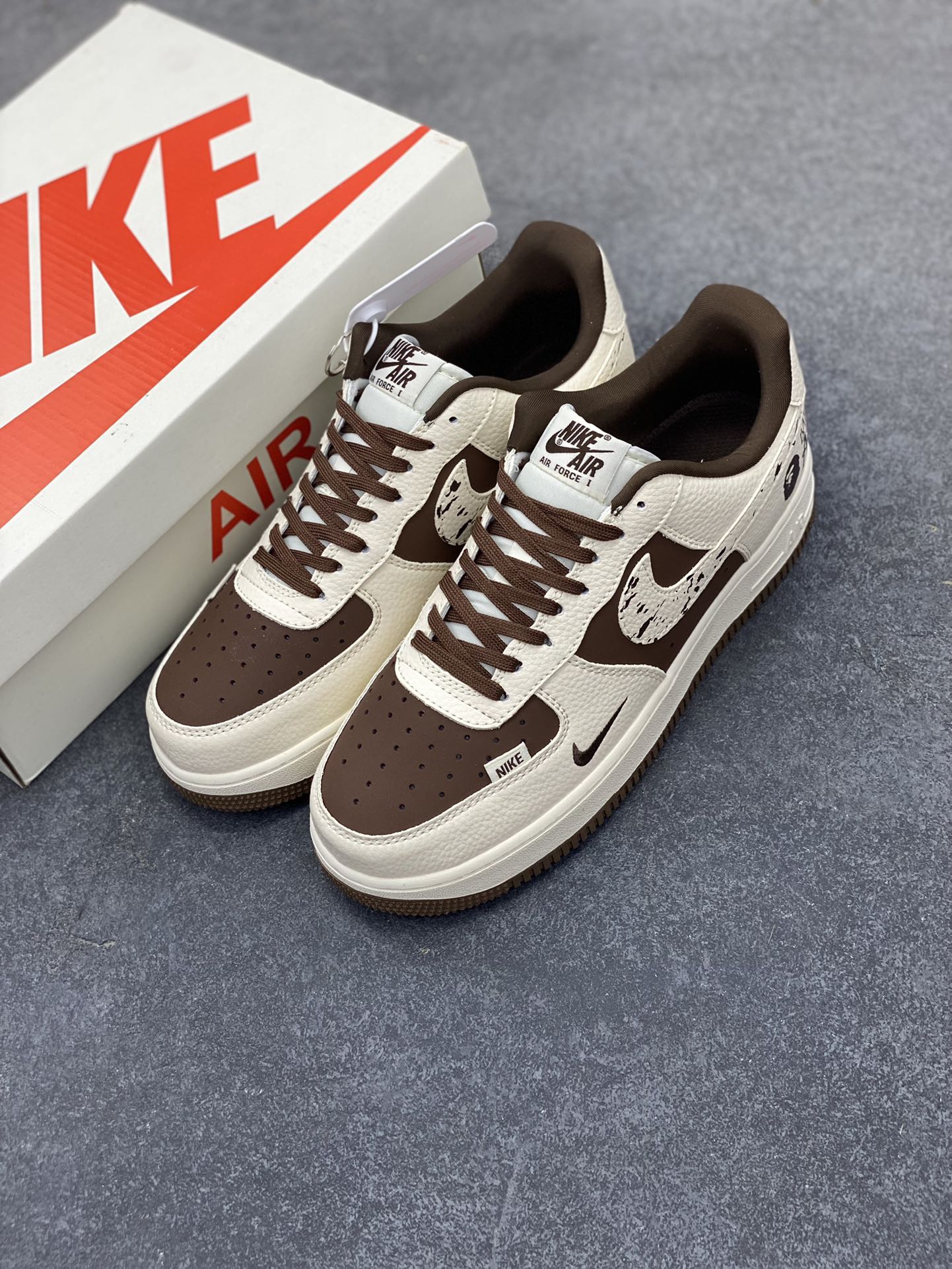 图片[8]-NIke Air Force 1 \’07 Low “Bape联名——米棕涂鸦勾”空军一号 低帮 运动鞋 休闲鞋 折边针车 工艺难度大 原楦头原纸板 原装鞋盒 定制五金配件 内置全掌气垫 原厂鞋底 货号：DF0188-061 尺码：36 36.5 37.5 38 38.5 39 40 40.5 41 42 42.5 43 44 44.5 45-选品中心