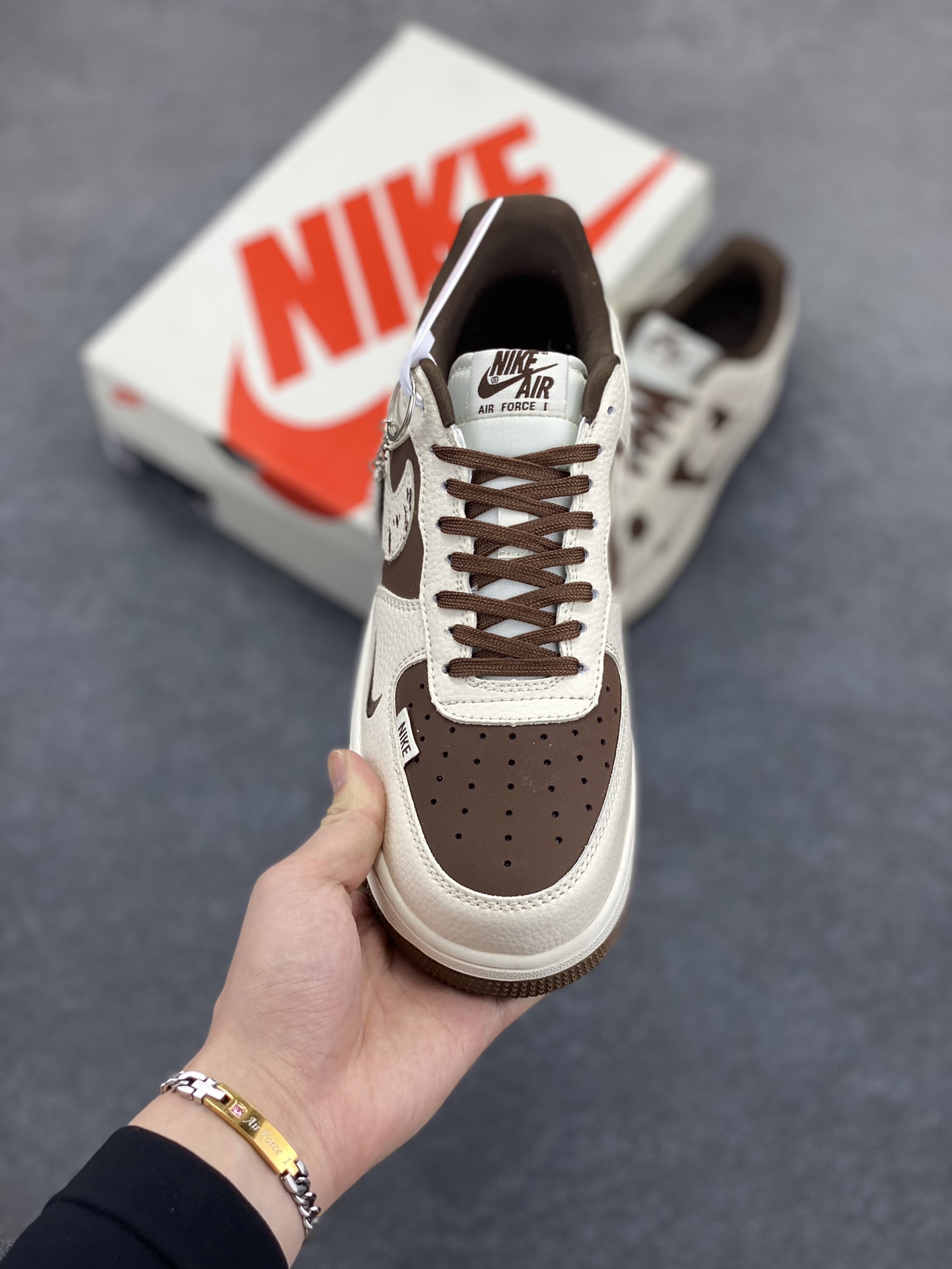 图片[2]-NIke Air Force 1 \’07 Low “Bape联名——米棕涂鸦勾”空军一号 低帮 运动鞋 休闲鞋 折边针车 工艺难度大 原楦头原纸板 原装鞋盒 定制五金配件 内置全掌气垫 原厂鞋底 货号：DF0188-061 尺码：36 36.5 37.5 38 38.5 39 40 40.5 41 42 42.5 43 44 44.5 45-选品中心