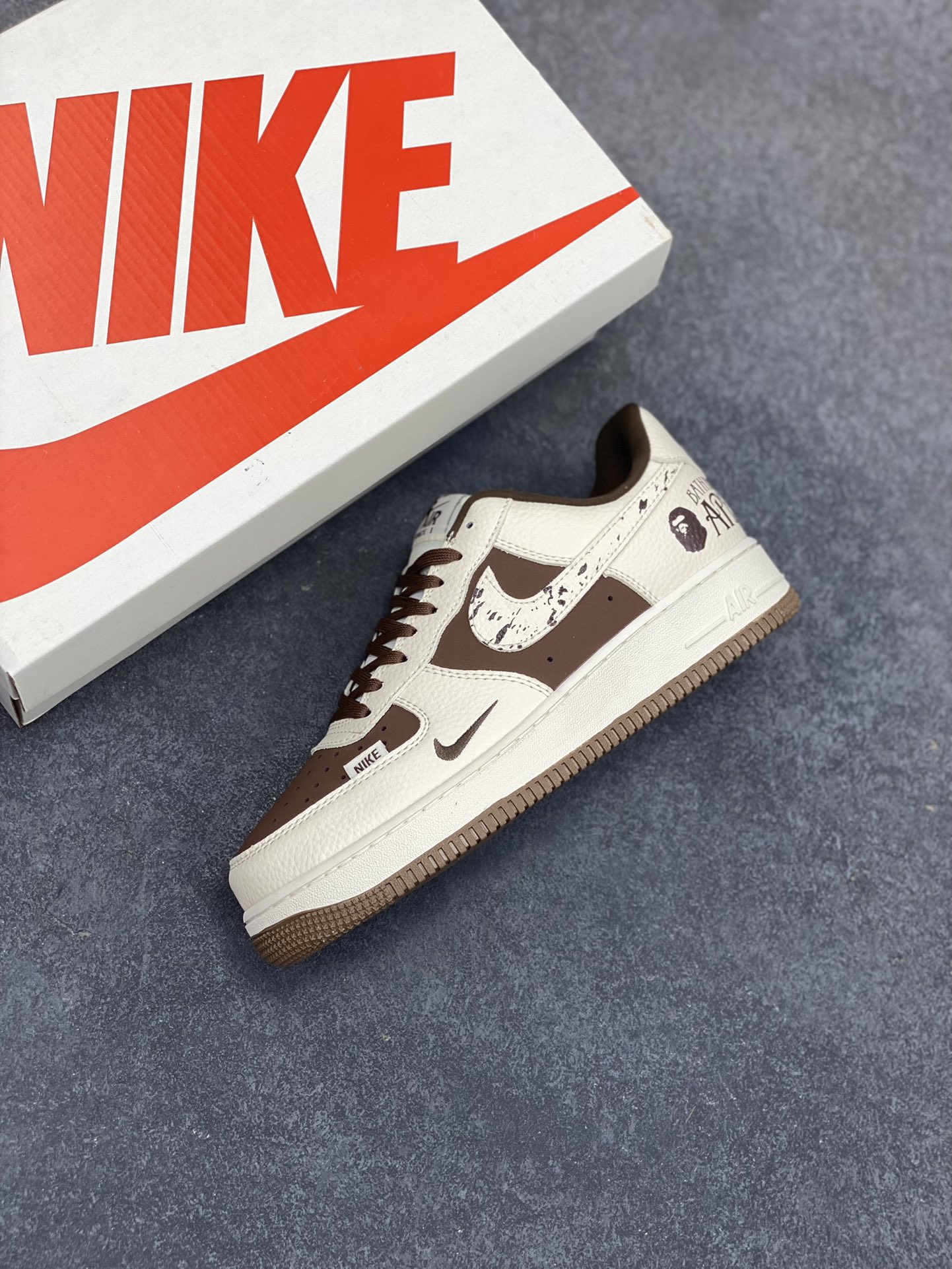 图片[7]-NIke Air Force 1 \’07 Low “Bape联名——米棕涂鸦勾”空军一号 低帮 运动鞋 休闲鞋 折边针车 工艺难度大 原楦头原纸板 原装鞋盒 定制五金配件 内置全掌气垫 原厂鞋底 货号：DF0188-061 尺码：36 36.5 37.5 38 38.5 39 40 40.5 41 42 42.5 43 44 44.5 45-选品中心