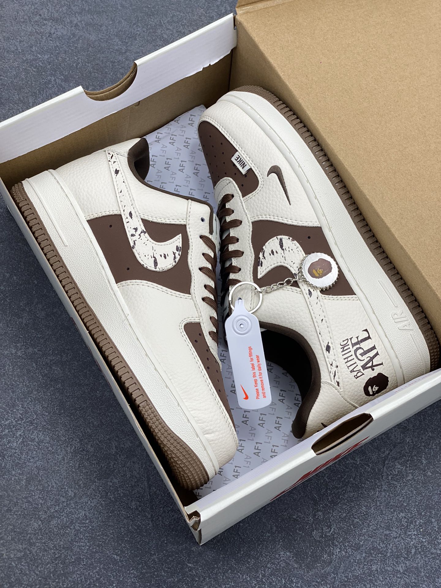 图片[9]-NIke Air Force 1 \’07 Low “Bape联名——米棕涂鸦勾”空军一号 低帮 运动鞋 休闲鞋 折边针车 工艺难度大 原楦头原纸板 原装鞋盒 定制五金配件 内置全掌气垫 原厂鞋底 货号：DF0188-061 尺码：36 36.5 37.5 38 38.5 39 40 40.5 41 42 42.5 43 44 44.5 45-选品中心