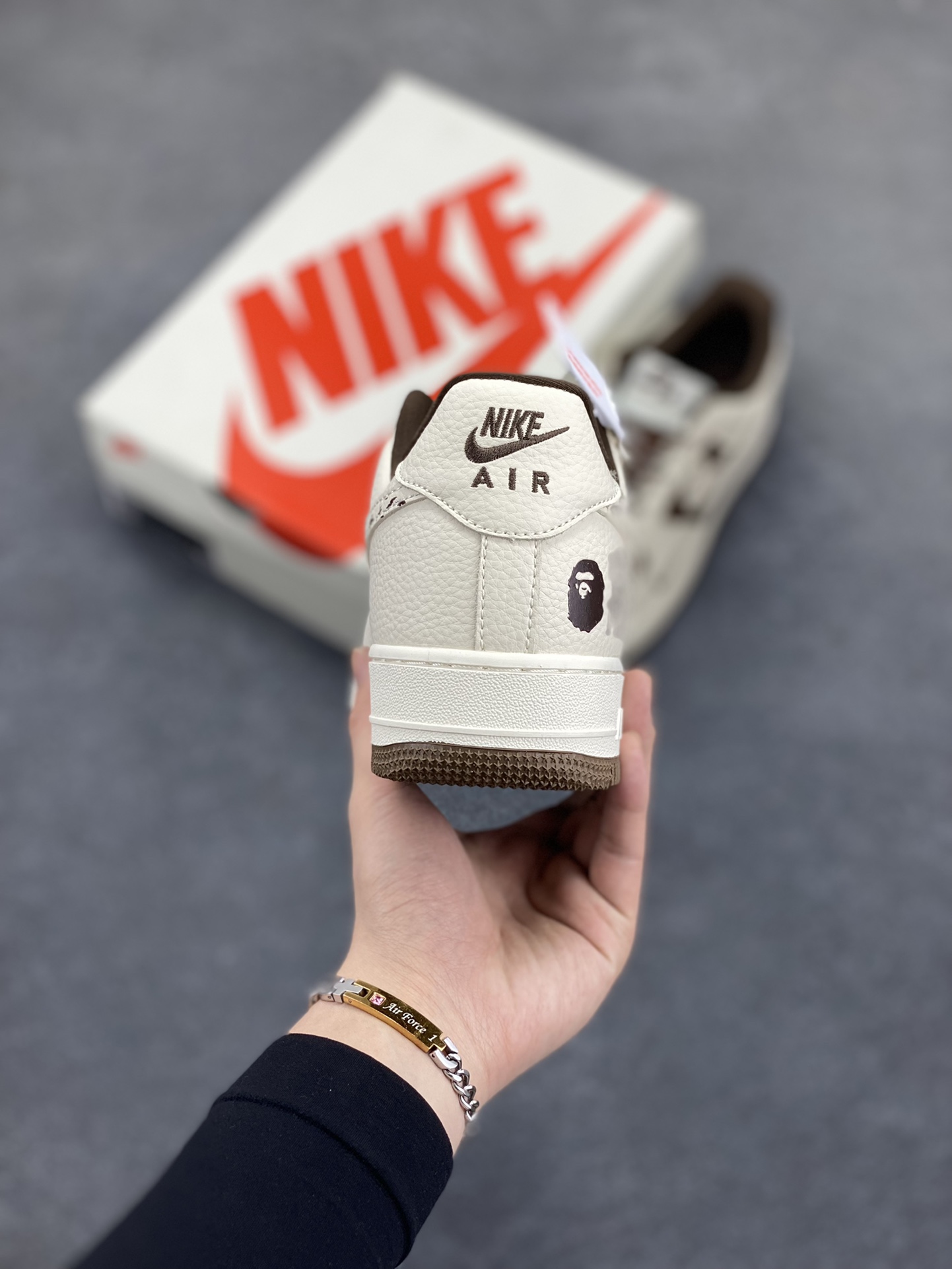 图片[4]-NIke Air Force 1 \’07 Low “Bape联名——米棕涂鸦勾”空军一号 低帮 运动鞋 休闲鞋 折边针车 工艺难度大 原楦头原纸板 原装鞋盒 定制五金配件 内置全掌气垫 原厂鞋底 货号：DF0188-061 尺码：36 36.5 37.5 38 38.5 39 40 40.5 41 42 42.5 43 44 44.5 45-选品中心