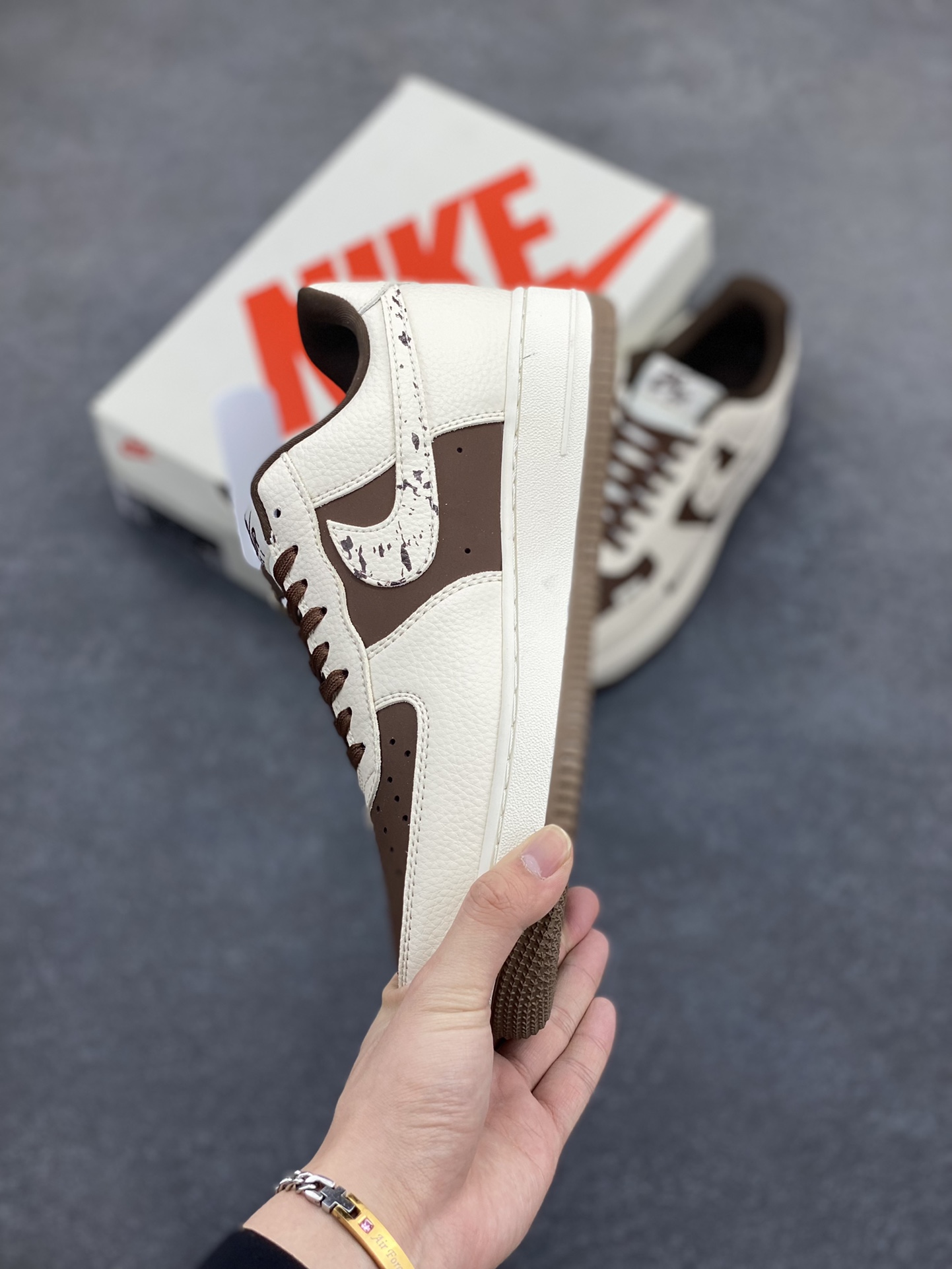 图片[3]-NIke Air Force 1 \’07 Low “Bape联名——米棕涂鸦勾”空军一号 低帮 运动鞋 休闲鞋 折边针车 工艺难度大 原楦头原纸板 原装鞋盒 定制五金配件 内置全掌气垫 原厂鞋底 货号：DF0188-061 尺码：36 36.5 37.5 38 38.5 39 40 40.5 41 42 42.5 43 44 44.5 45-选品中心