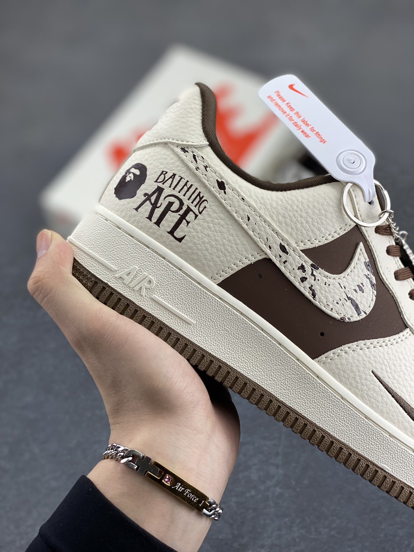 图片[6]-NIke Air Force 1 \’07 Low “Bape联名——米棕涂鸦勾”空军一号 低帮 运动鞋 休闲鞋 折边针车 工艺难度大 原楦头原纸板 原装鞋盒 定制五金配件 内置全掌气垫 原厂鞋底 货号：DF0188-061 尺码：36 36.5 37.5 38 38.5 39 40 40.5 41 42 42.5 43 44 44.5 45-选品中心