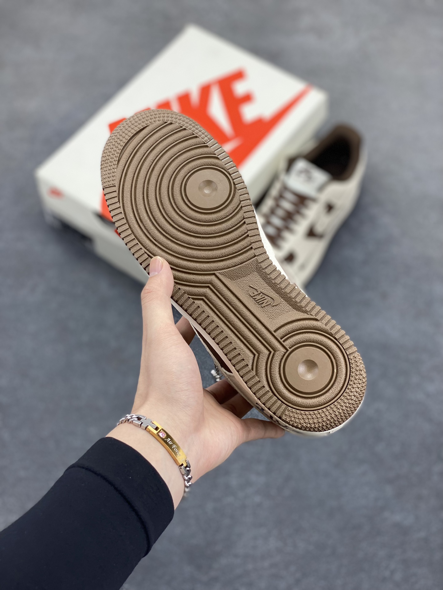 图片[5]-NIke Air Force 1 \’07 Low “Bape联名——米棕涂鸦勾”空军一号 低帮 运动鞋 休闲鞋 折边针车 工艺难度大 原楦头原纸板 原装鞋盒 定制五金配件 内置全掌气垫 原厂鞋底 货号：DF0188-061 尺码：36 36.5 37.5 38 38.5 39 40 40.5 41 42 42.5 43 44 44.5 45-选品中心