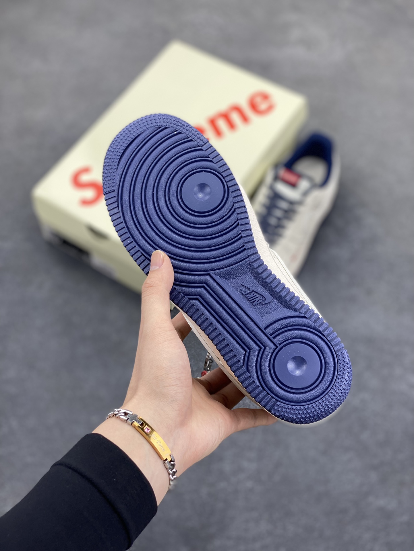图片[5]-NIke Air Force 1 \’07 Low “Supreme联名——蓝线蓝底”空军一号 低帮 运动鞋 休闲鞋 折边针车 工艺难度大 原楦头原纸板 原装鞋盒 定制五金配件 内置全掌气垫 原厂鞋底 货号：HH7518-074 尺码：36 36.5 37.5 38 38.5 39 40 40.5 41 42 42.5 43 44 44.5 45-选品中心