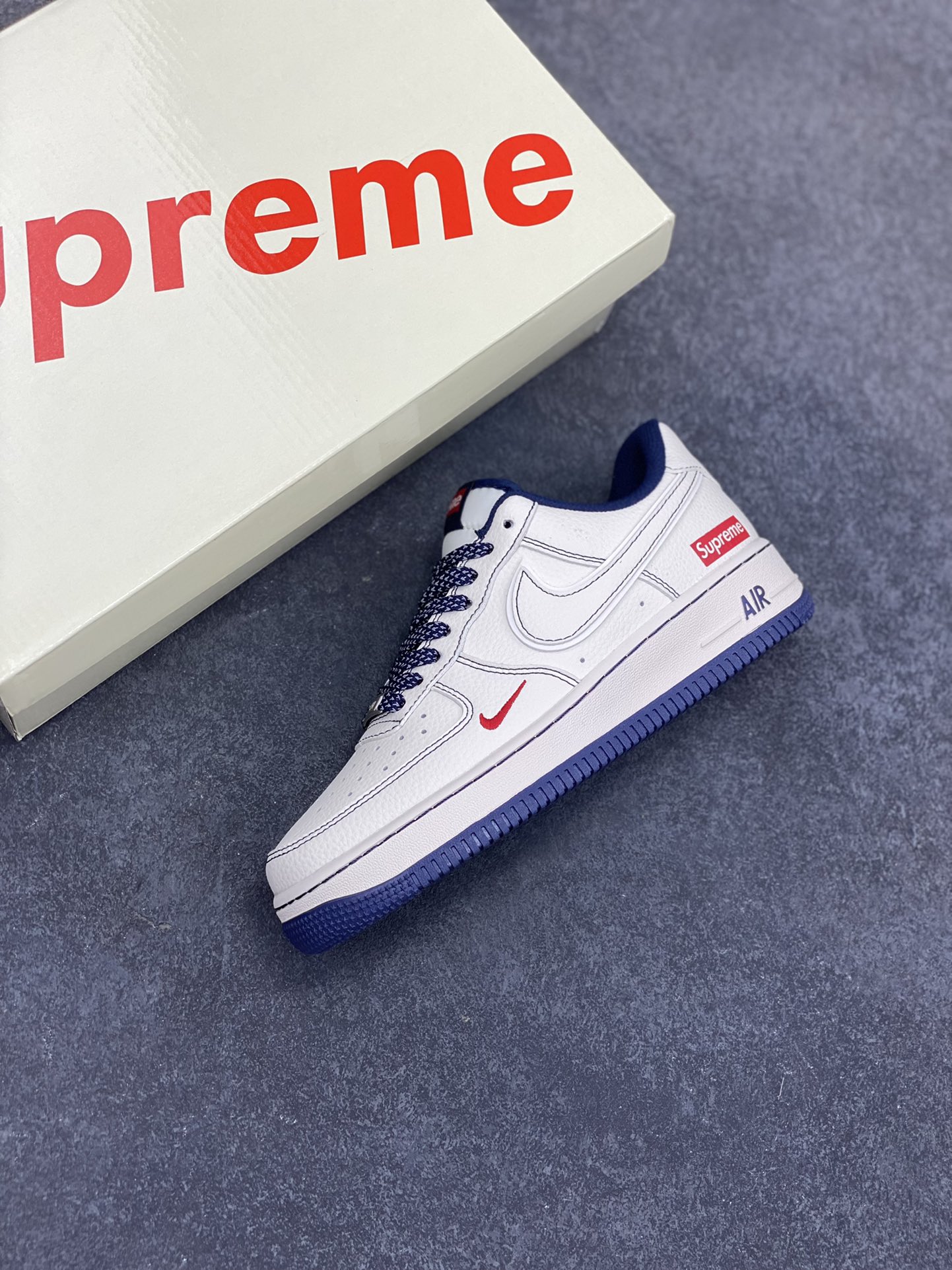 图片[7]-NIke Air Force 1 \’07 Low “Supreme联名——蓝线蓝底”空军一号 低帮 运动鞋 休闲鞋 折边针车 工艺难度大 原楦头原纸板 原装鞋盒 定制五金配件 内置全掌气垫 原厂鞋底 货号：HH7518-074 尺码：36 36.5 37.5 38 38.5 39 40 40.5 41 42 42.5 43 44 44.5 45-选品中心