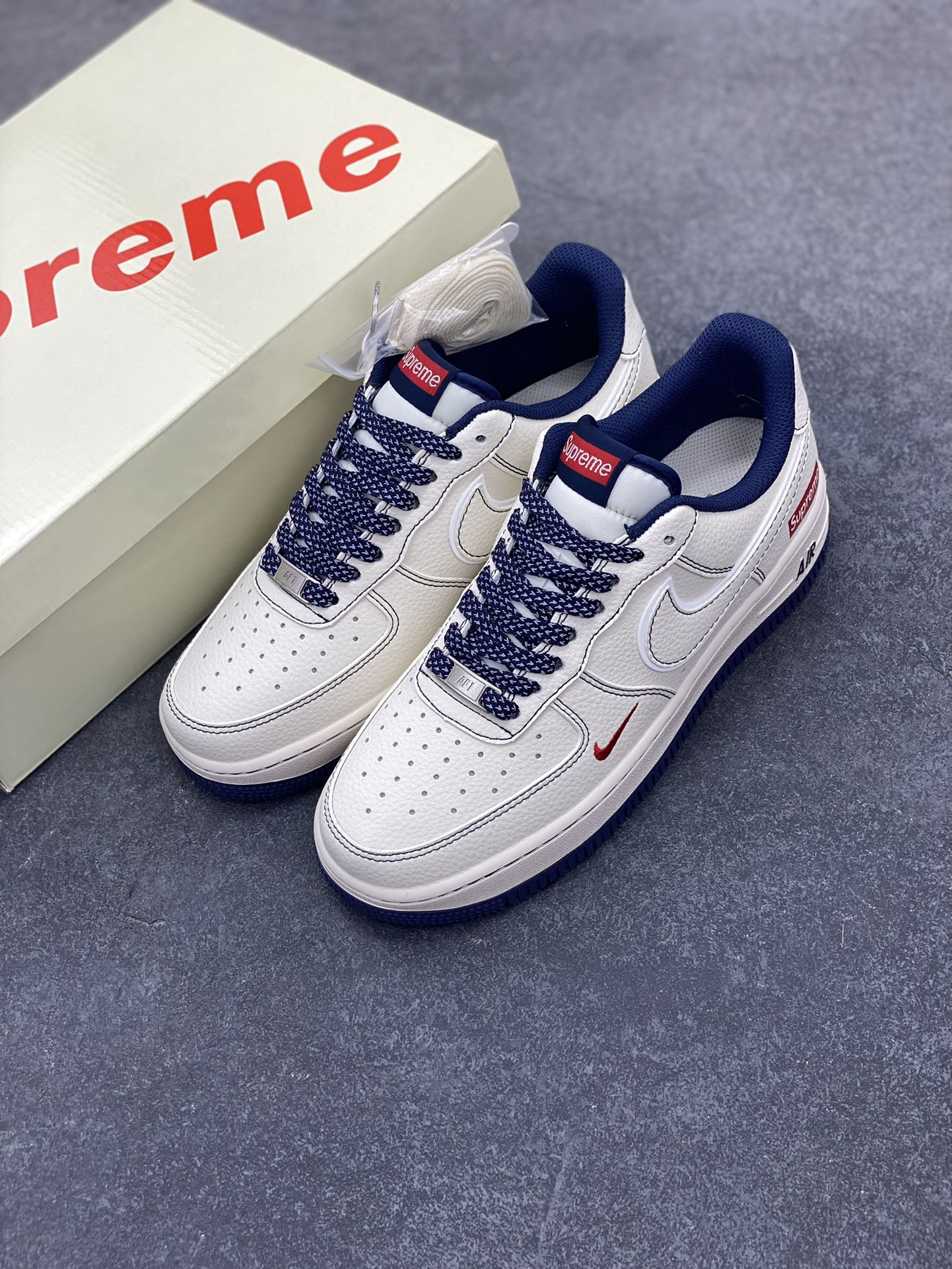 图片[8]-NIke Air Force 1 \’07 Low “Supreme联名——蓝线蓝底”空军一号 低帮 运动鞋 休闲鞋 折边针车 工艺难度大 原楦头原纸板 原装鞋盒 定制五金配件 内置全掌气垫 原厂鞋底 货号：HH7518-074 尺码：36 36.5 37.5 38 38.5 39 40 40.5 41 42 42.5 43 44 44.5 45-选品中心