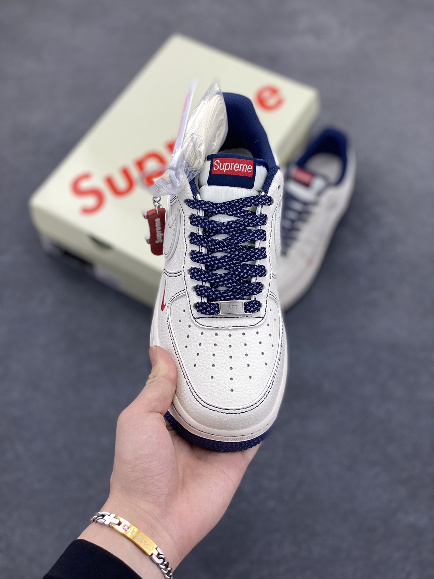 图片[2]-NIke Air Force 1 \’07 Low “Supreme联名——蓝线蓝底”空军一号 低帮 运动鞋 休闲鞋 折边针车 工艺难度大 原楦头原纸板 原装鞋盒 定制五金配件 内置全掌气垫 原厂鞋底 货号：HH7518-074 尺码：36 36.5 37.5 38 38.5 39 40 40.5 41 42 42.5 43 44 44.5 45-选品中心