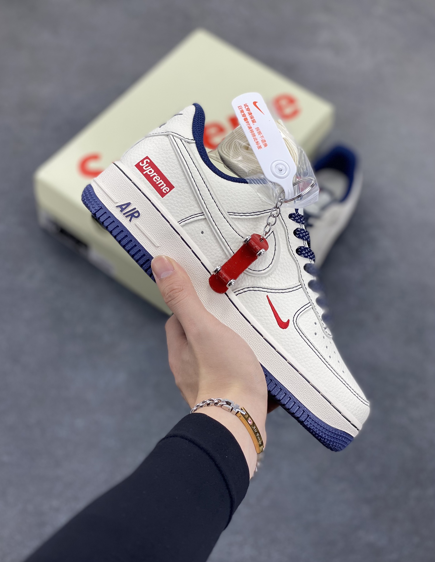 NIke Air Force 1 \'07 Low “Supreme联名——蓝线蓝底”空军一号 低帮 运动鞋 休闲鞋 折边针车 工艺难度大 原楦头原纸板 原装鞋盒 定制五金配件 内置全掌气垫 原厂鞋底 货号：HH7518-074 尺码：36 36.5 37.5 38 38.5 39 40 40.5 41 42 42.5 43 44 44.5 45-选品中心