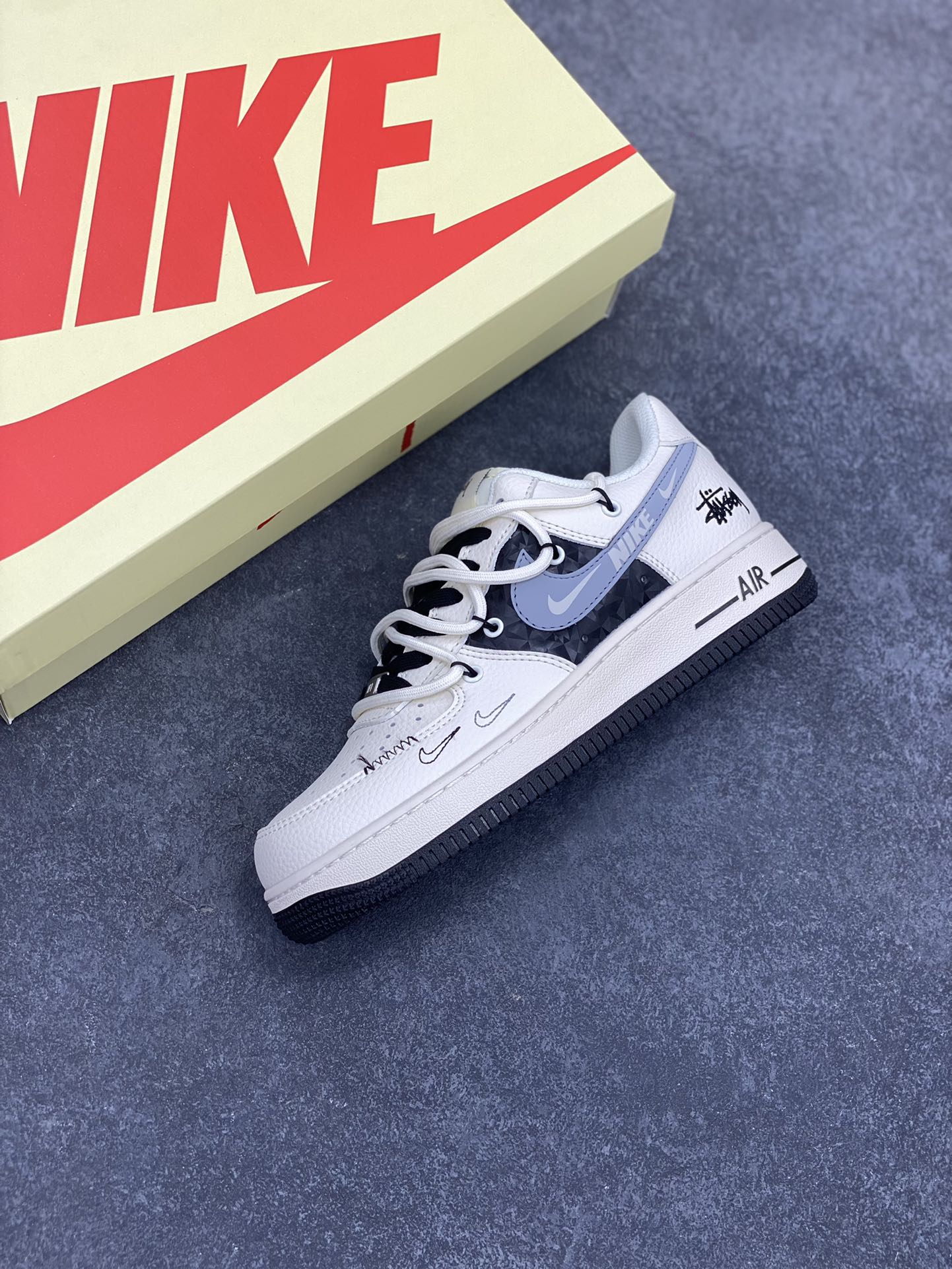 图片[7]-NIke Air Force 1 \’07 Low “斯图西联名——黑钻石抽绳”空军一号 低帮 运动鞋 休闲鞋 折边针车 工艺难度大 原楦头原纸板 原装鞋盒 定制五金配件 内置全掌气垫 原厂鞋底 货号：DM6868-073 尺码：36 36.5 37.5 38 38.5 39 40 40.5 41 42 42.5 43 44 44.5 45-选品中心