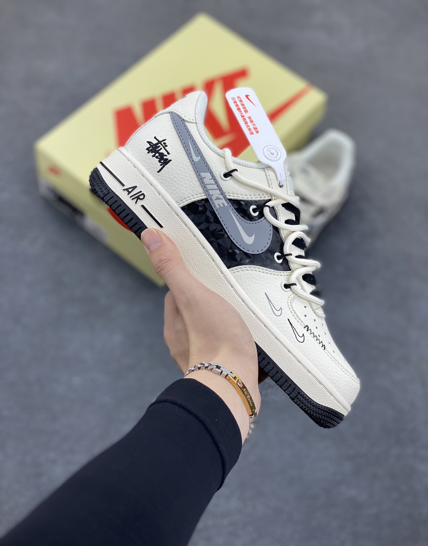 NIke Air Force 1 \’07 Low “斯图西联名——黑钻石抽绳”空军一号 低帮 运动鞋 休闲鞋 折边针车 工艺难度大 原楦头原纸板 原装鞋盒 定制五金配件 内置全掌气垫 原厂鞋底 货号:DM6868-073 尺码:36 36.5 37.5 38 38.5 39 40 40.5 41 42 42.5 43 44 44.5 45-选品中心