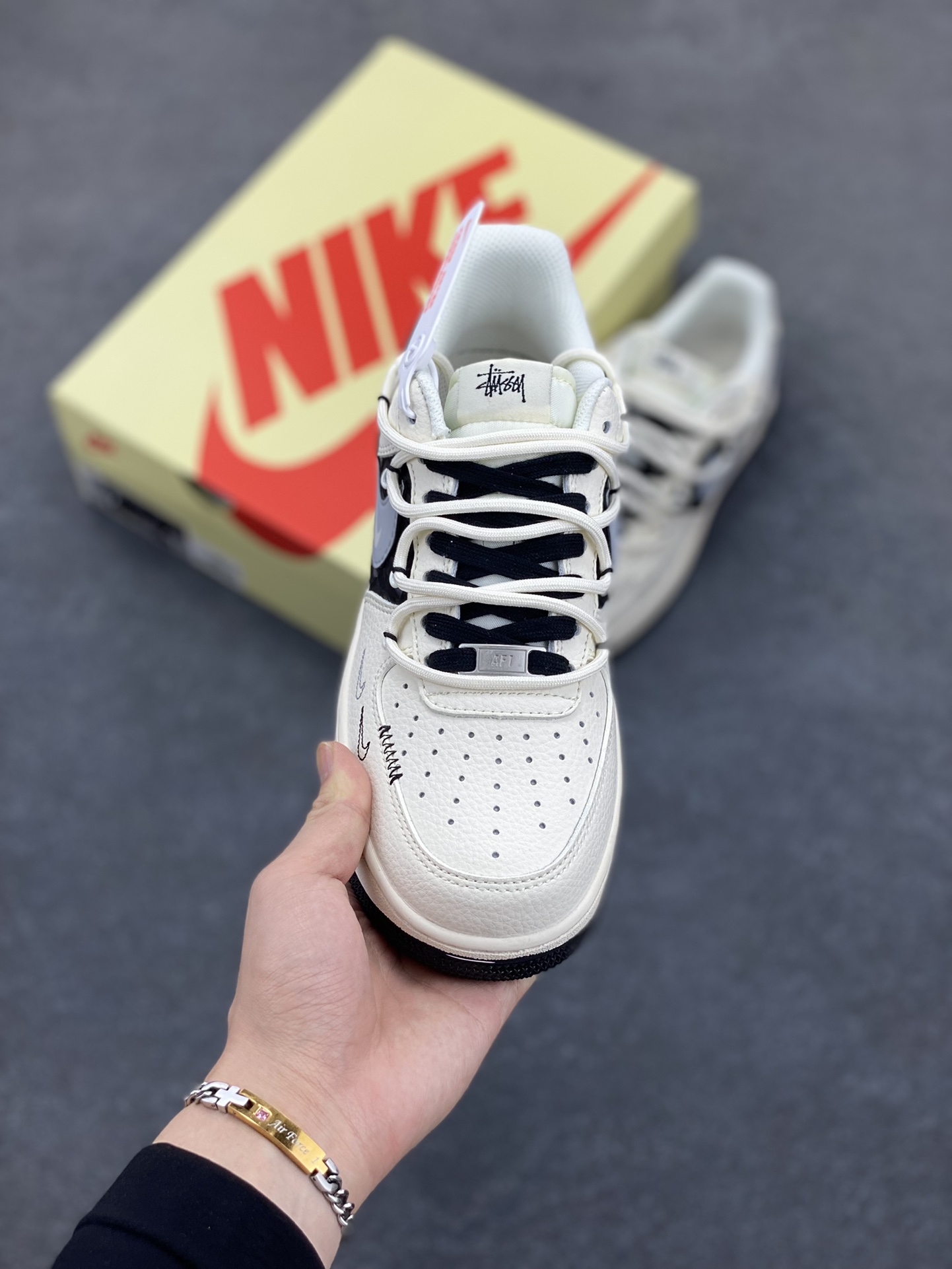 图片[2]-NIke Air Force 1 \’07 Low “斯图西联名——黑钻石抽绳”空军一号 低帮 运动鞋 休闲鞋 折边针车 工艺难度大 原楦头原纸板 原装鞋盒 定制五金配件 内置全掌气垫 原厂鞋底 货号：DM6868-073 尺码：36 36.5 37.5 38 38.5 39 40 40.5 41 42 42.5 43 44 44.5 45-选品中心