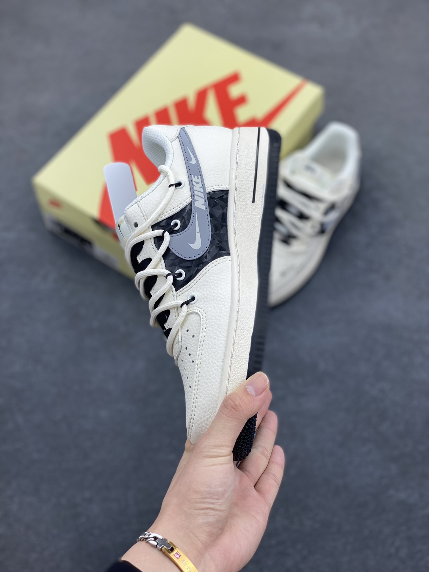 图片[3]-NIke Air Force 1 \’07 Low “斯图西联名——黑钻石抽绳”空军一号 低帮 运动鞋 休闲鞋 折边针车 工艺难度大 原楦头原纸板 原装鞋盒 定制五金配件 内置全掌气垫 原厂鞋底 货号：DM6868-073 尺码：36 36.5 37.5 38 38.5 39 40 40.5 41 42 42.5 43 44 44.5 45-选品中心