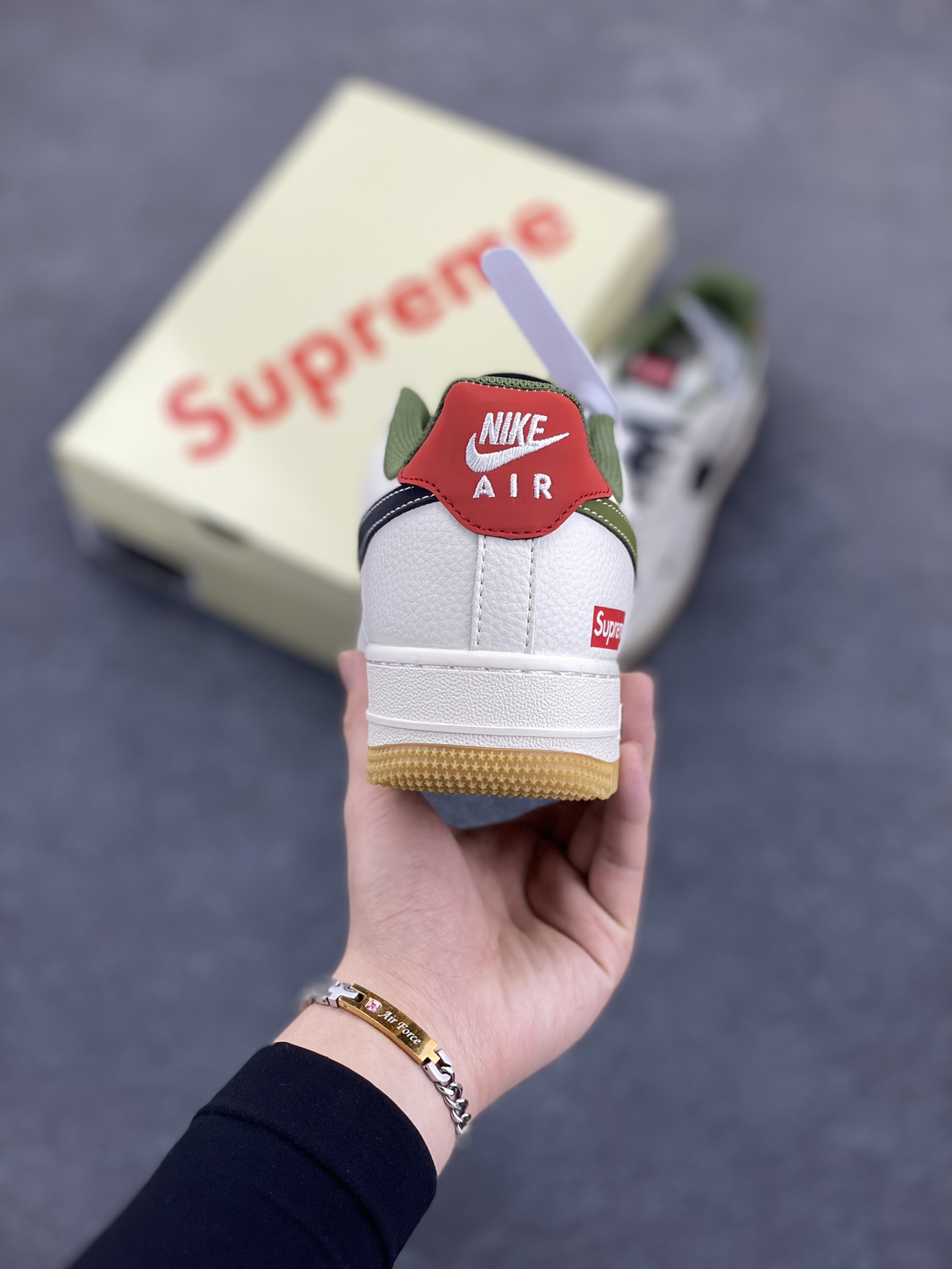 图片[4]-NIke Air Force 1 \’07 Low “Supreme联名——渐变生胶”空军一号 低帮 运动鞋 休闲鞋 折边针车 工艺难度大 原楦头原纸板 原装鞋盒 定制五金配件 内置全掌气垫 原厂鞋底 货号：XS1958-567 尺码：36 36.5 37.5 38 38.5 39 40 40.5 41 42 42.5 43 44 44.5 45-选品中心