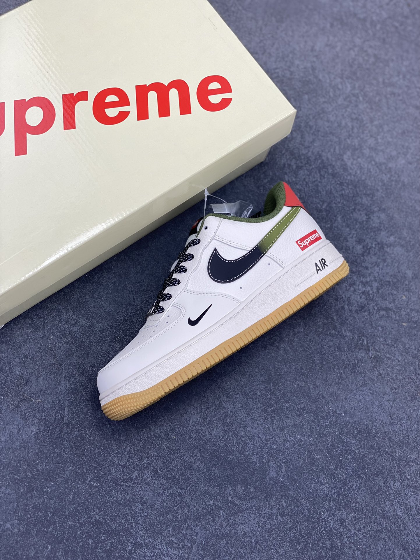 图片[7]-NIke Air Force 1 \’07 Low “Supreme联名——渐变生胶”空军一号 低帮 运动鞋 休闲鞋 折边针车 工艺难度大 原楦头原纸板 原装鞋盒 定制五金配件 内置全掌气垫 原厂鞋底 货号：XS1958-567 尺码：36 36.5 37.5 38 38.5 39 40 40.5 41 42 42.5 43 44 44.5 45-选品中心