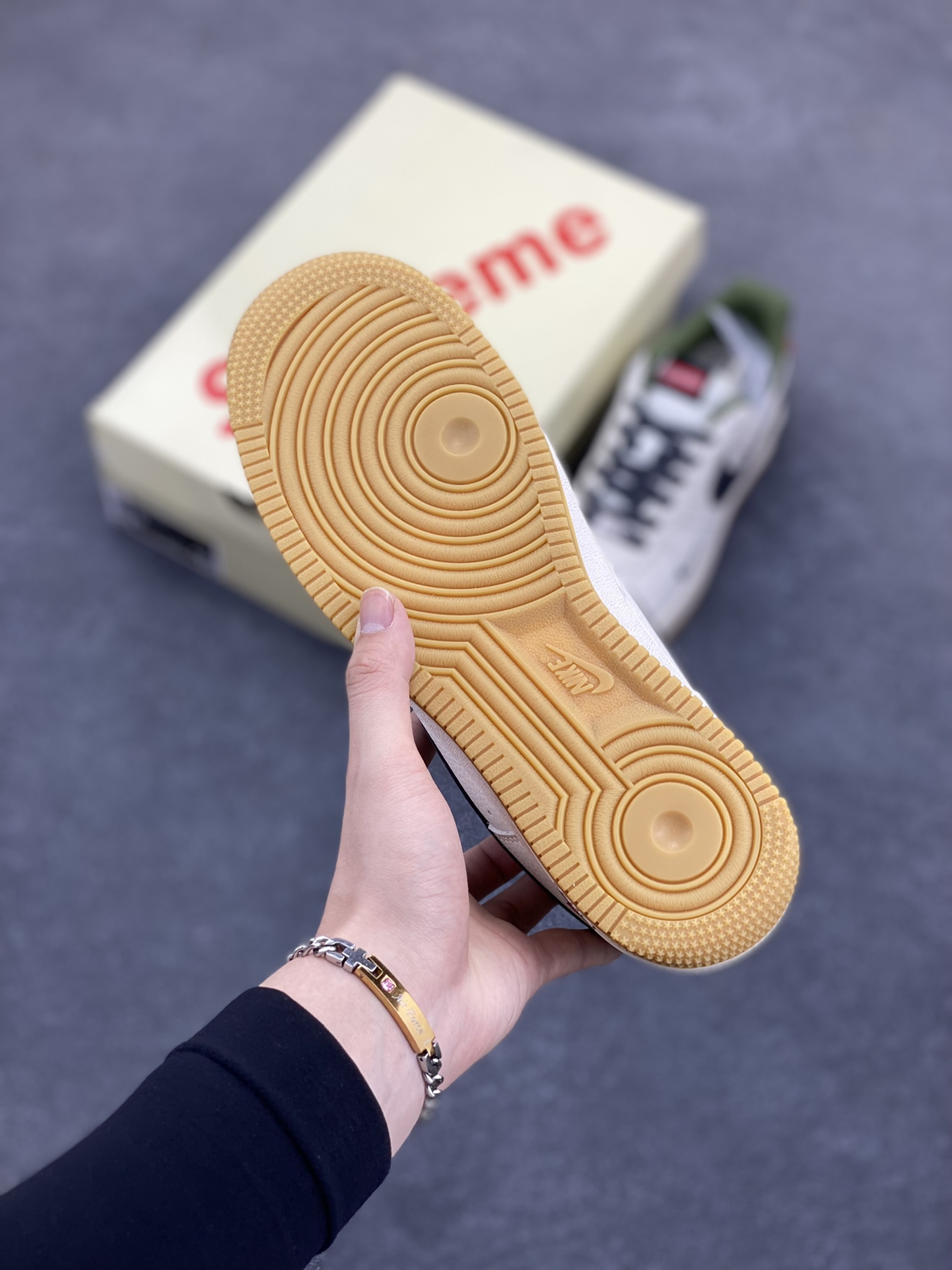 图片[5]-NIke Air Force 1 \’07 Low “Supreme联名——渐变生胶”空军一号 低帮 运动鞋 休闲鞋 折边针车 工艺难度大 原楦头原纸板 原装鞋盒 定制五金配件 内置全掌气垫 原厂鞋底 货号：XS1958-567 尺码：36 36.5 37.5 38 38.5 39 40 40.5 41 42 42.5 43 44 44.5 45-选品中心