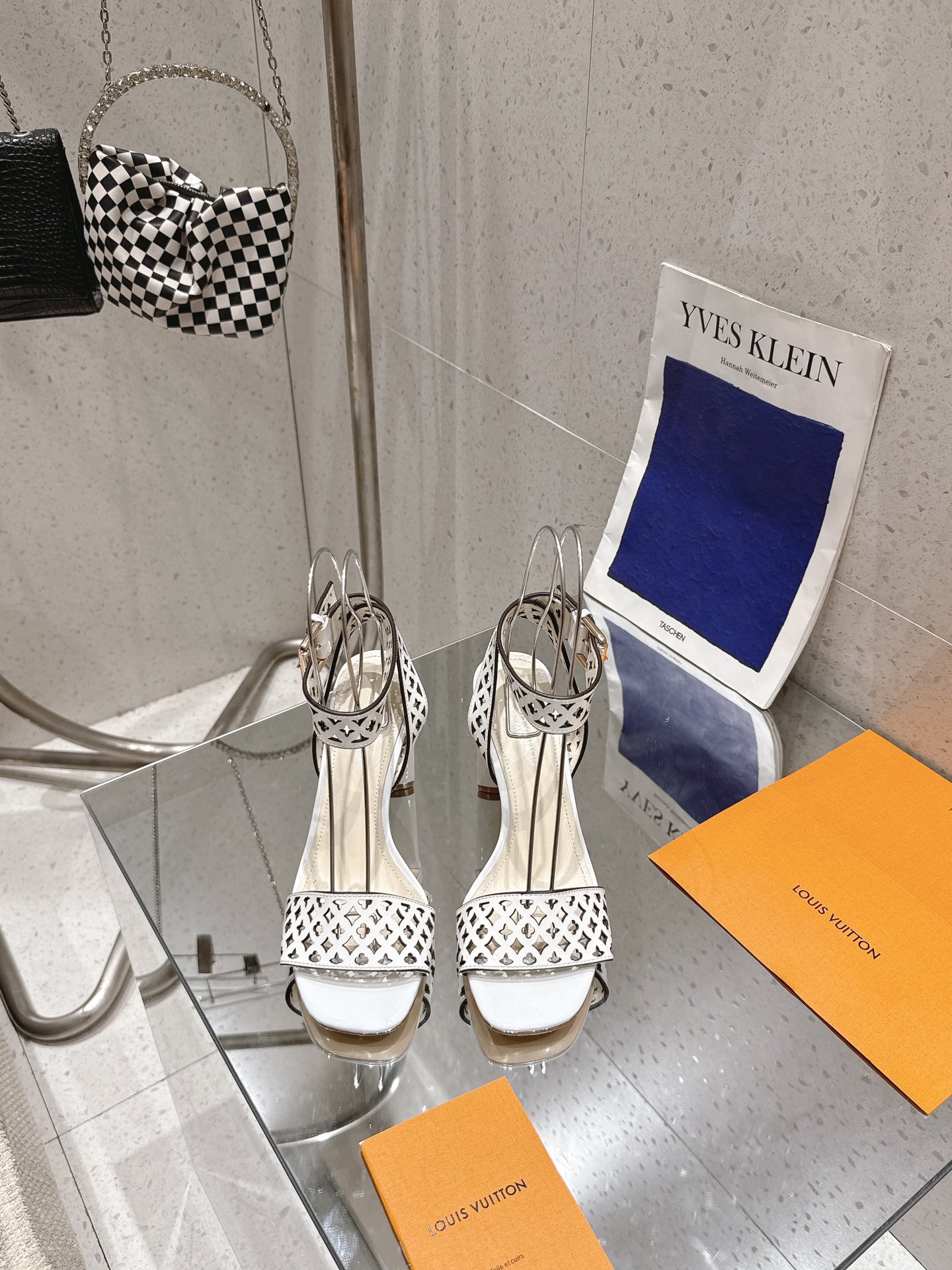 NO:261622,◣LV plum blossom sandals◢ New summer top version ★★★★★★ This Silhouette sandals are made of calfskin. The front strap is decorated with LV's unique logo pattern, lined with shining leather. The original mold is equipped with original logo. It is super cool and beautiful. At first glance, it looks high-end, atmospheric and high-end inscription buckle adjustable ankle strap elastic, full of high-end feeling. Imported cowhide upper lining: sheepskin lining, outsole Italian leather outsole Shoe size: 35-39 (34.40.41.42 custom-made, non-return and exchange) Heel height: 8cm, high heel sandals, louis vuitton, louis vuitton, louis vuitton, louis vuitton, sandals, high  heels, cowhide, sheepskin, Leather soles19860909◣LV 梅花跟凉鞋◢ 驴家夏季新款顶级版本 ★★★★★ 此款Silhouette凉鞋取材小牛皮 .正面饰带饰有LV特有的logo镂纹,衬以闪耀光泽的皮革. 原版开模 附带原版logo 超级炫美一眼看上去就高端大气上档次铭纹搭扣可调节踝带松紧,高级感满满. 鞋面进口牛皮 内里: 羊皮内里 大底意大利真皮大底 鞋码: 35-39（ 34.40.41.42定做不退换） 跟高: 8cm,高跟鞋凉鞋,louis vuitton,louis vuitton,louis vuitton,sandals,high heels,cowhide,sheepskin,Leather soles,Women's Shoes