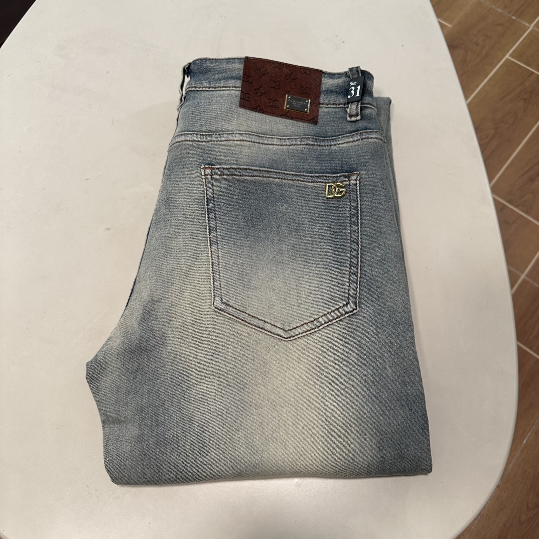 NO:162861,DG Dolce & Gabbana's new spring and summer 2025 new model is available in stock, original single hot jeans are super customized, original hardware, super heavy industry technology, excellent version, impeccable details!  The style is not picky, it is very high-end, and the good products are not waiting for everyone. Take a look at it and start quickly. Size 29-40, Dolce & Gabbana, Dolce & Gabbana, jeans, alexander wang19860909DG 杜嘉班纳2025春夏新款现货上市,原单爆款牛仔裤超级定制款,原版五金,超级重工工艺,版型超赞细节做工无可挑剔！款式不挑人,特别高档,好货不等人,看中赶紧下手,尺码29-40,,Dolce&Gabbana,Dolce&Gabbana,jeans,alexander wang,Men's clothing