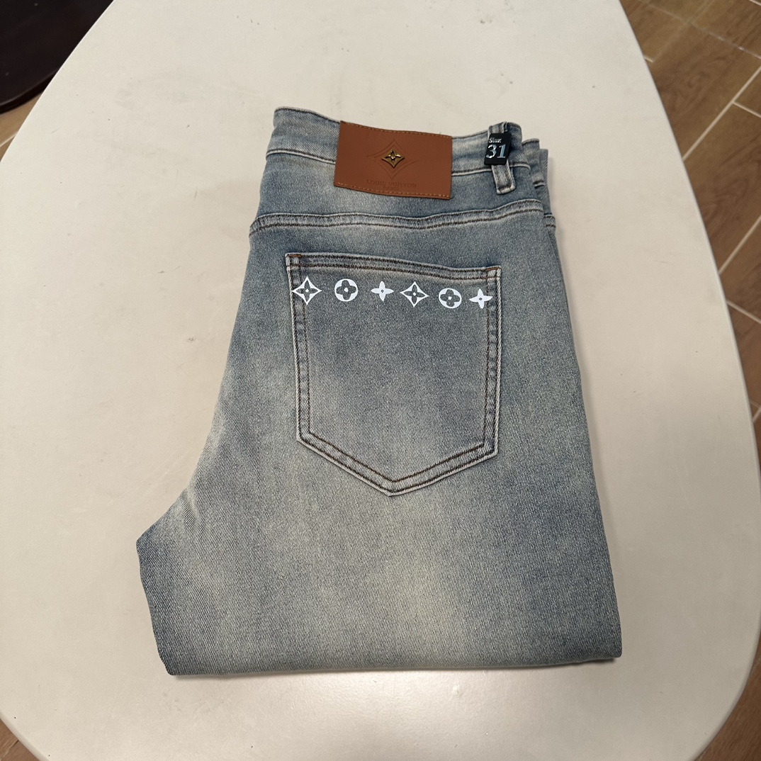 NO:162859,LV Louis Vuitton 2025 spring and summer new model is available in stock, original single hot jeans super customized model, original hardware, super heavy industry technology, excellent version, impeccable details!  The style is not picky, it is very high-end, and the good products are not waiting for everyone. Take a look at it and start quickly. Size 29-40, louis vuitton, louis vuitton, jeans, alexander wang19860909LV 路易威登 2025春夏新款现货上市,原单爆款牛仔裤超级定制款,原版五金,超级重工工艺,版型超赞细节做工无可挑剔！款式不挑人,特别高档,好货不等人,看中赶紧下手,尺码29-40,,louis vuitton,louis vuitton,jeans,alexander wang,Men's clothing