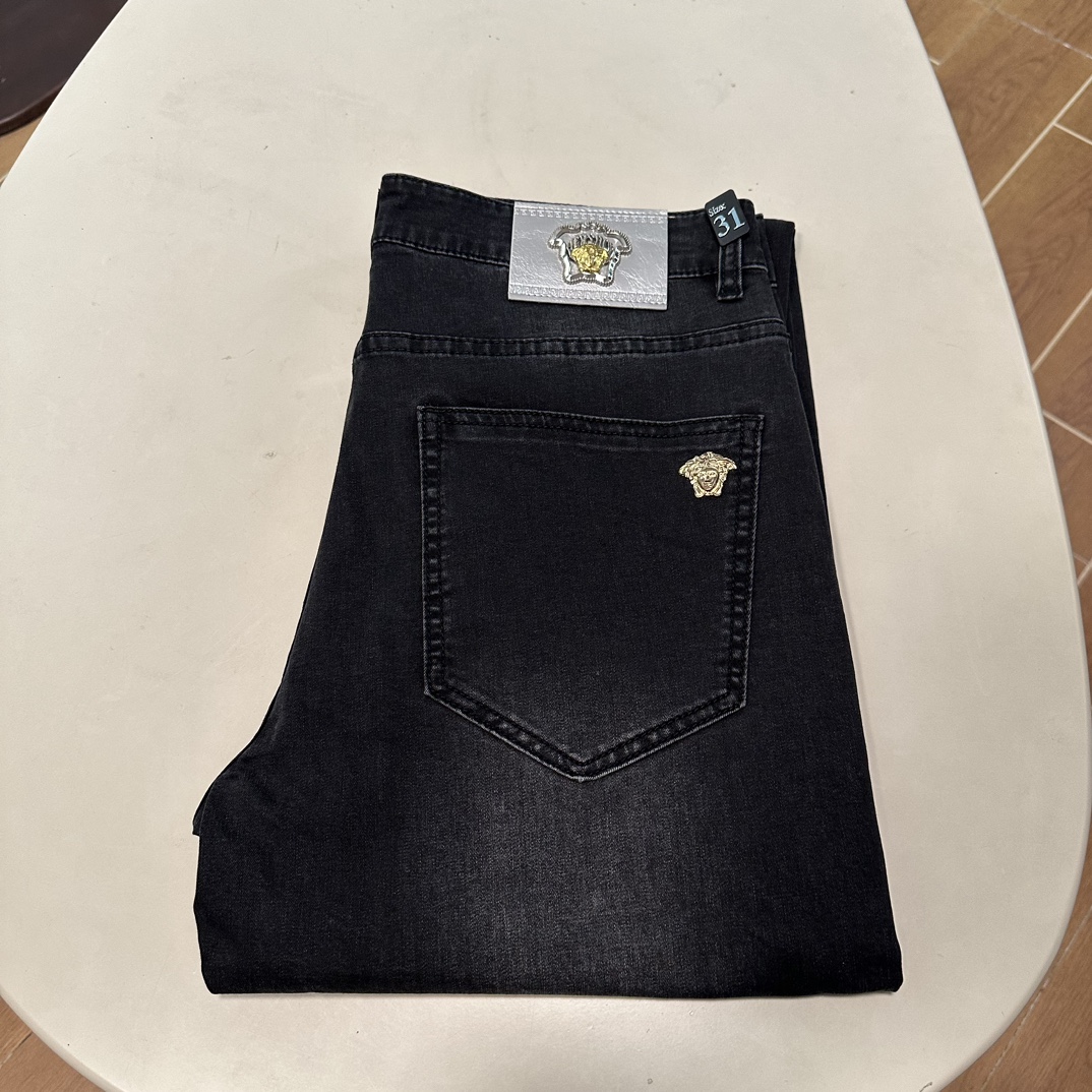 NO:160092,VS Versace 2025 spring and summer new model is available in stock, original single hot jeans super customized model, original hardware, super heavy industry technology, excellent version, impeccable details!  The style is not picky, it is very high-end, and the good products are not waiting for everyone. Take a look at it and start quickly. Size 29-42, versace, jeans, alexander wang19860909VS 范思哲 2025春夏新款现货上市,原单爆款牛仔裤超级定制款,原版五金,超级重工工艺,版型超赞细节做工无可挑剔！款式不挑人,特别高档,好货不等人,看中赶紧下手,尺码29-42,,versace,jeans,alexander wang,Men's clothing