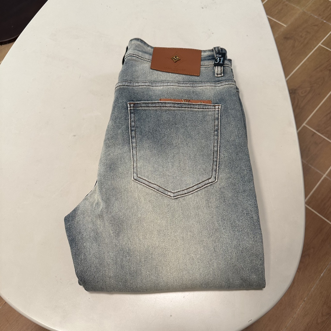 NO:162869,LV Louis Vuitton 2025 spring and summer new model is available in stock, original single hot jeans super customized model, original hardware, super heavy industry technology, excellent version, impeccable details!  The style is not picky, it is very high-end, and the good products are not waiting for everyone. Take a look at it and start quickly. Size 29-40, louis vuitton, louis vuitton, jeans, alexander wang19860909LV 路易威登 2025春夏新款现货上市,原单爆款牛仔裤超级定制款,原版五金,超级重工工艺,版型超赞细节做工无可挑剔！款式不挑人,特别高档,好货不等人,看中赶紧下手,尺码29-40,,louis vuitton,louis vuitton,jeans,alexander wang,Men's clothing