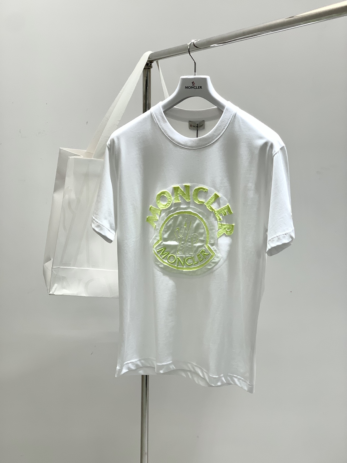 NO:159165,,Moncler cover, the latest summer product, available at the counter at the same time, original single ruthless goods, fashionable and casual round neck short-sleeved T-shirt, comfortable upper body!  Eye-catching and highlighted, using imported original fabric, top-grade embroidery craft letter pattern logo, simple but not lacking in fashion, fashionable and handsome on the upper body, 2 colors recommendation, code number XS-L, christian louboutin, Moncler, T-shirt, tees, t-shirt, alexander wang19860909,Moncler 蒙口,夏季最新品,专柜同步有售,原单狠货,时尚休闲圆领短袖T恤,上身舒适！吸睛而有亮点,采用进口原版面料,顶级刺绣工艺字母图案logo,简单而不失时尚,上身时尚帅气,2色推荐,码数XS-L,,christian louboutin,Moncler,T-shirt,tees，t-shirt,alexander wang,Men's clothing