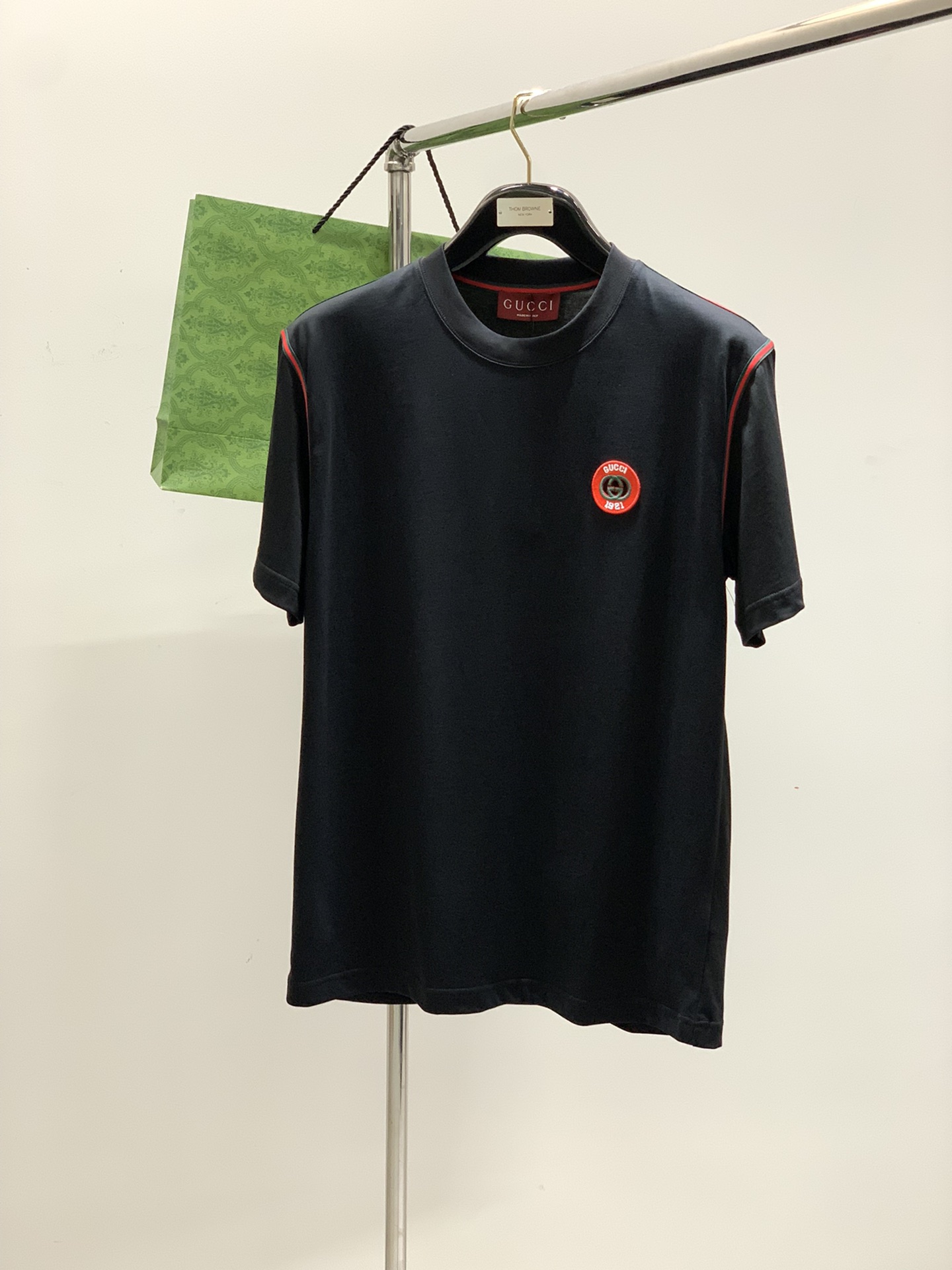 NO:147500,,Gucci, the latest summer model, available at the counter at the same time, original single product, fashionable and casual round neck short-sleeved T-shirt, very distinctive on the upper body!  Eye-catching and highlighted, imported original fabric, top-grade embroidery craft letter pattern decorative logo, simple but not lacking in fashion, classic and atmospheric, comfortable and breathable, handsome and stylish on the upper body, 2 colors recommended, code number XS-L,,gucci,gucci,T-shirt,tees,t-shirt,alexander wang19860909,Gucci 古驰,夏季最新款,专柜同步有售,原单狠货,时尚休闲圆领短袖T恤,上身很有特点！吸睛而有亮点,进口原版面料,顶级刺绣工艺字母图案装饰Logo,简单而不失时尚,经典大气,舒适透气,上身帅气有型,2色推荐,码数XS-L,,gucci,gucci,T-shirt,tees，t-shirt,alexander wang,Men's clothing