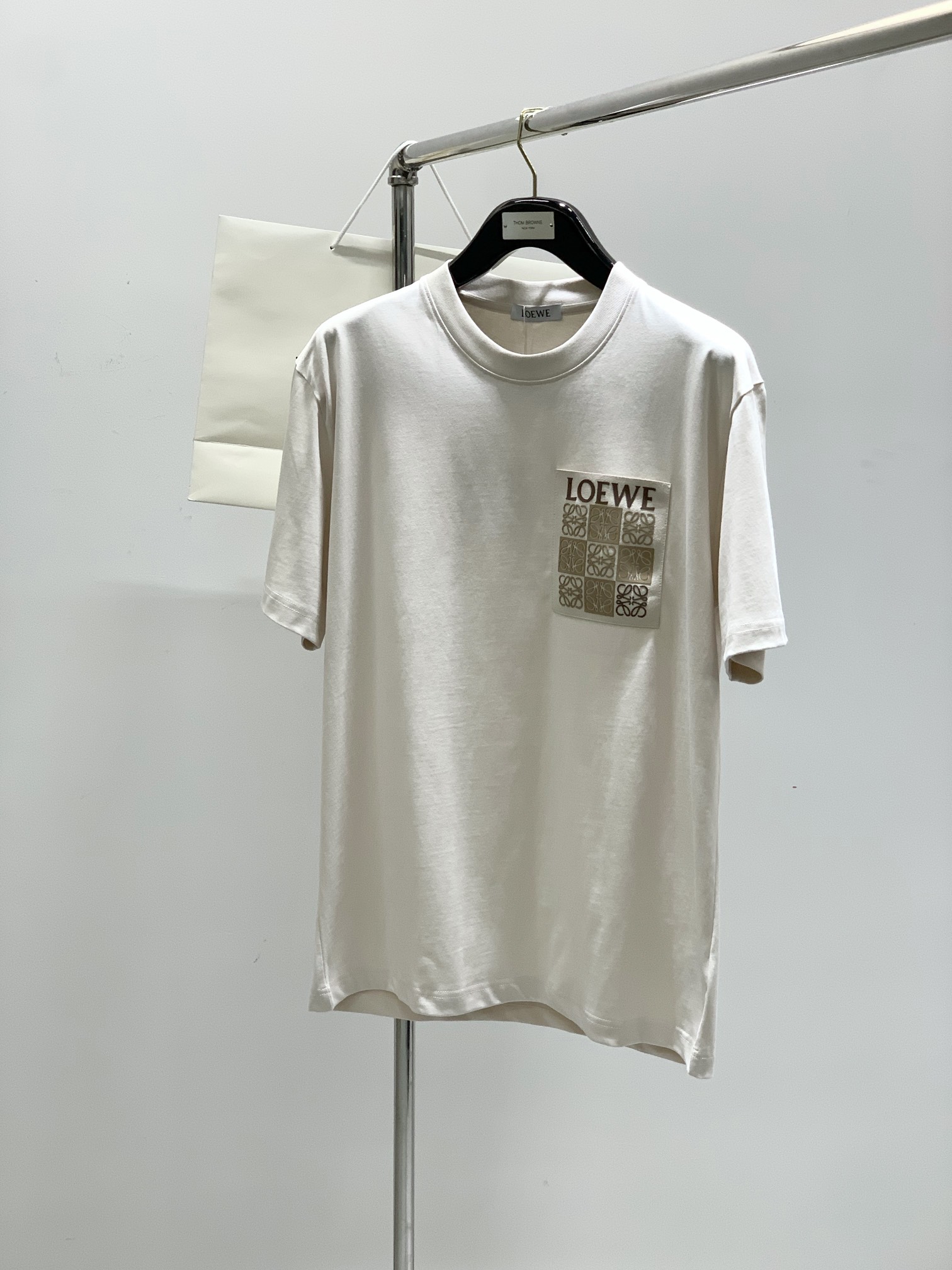 NO:147371,,Loewe, the latest summer model, available at the counter at the same time, original single ruthless product, fashionable and casual round neck short-sleeved T-shirt, very distinctive on the upper body!  Eye-catching and highlighted, imported original fabric, top-level printing craft letter pattern decorative logo, simple but not lacking in fashion, classic and atmospheric, comfortable and breathable, handsome and stylish on the upper body, 2 colors recommended, code number XS-L,,loewe,loewe,T-shirt,tees,t-shirt,alexander wang19860909,Loewe 罗意威,夏季最新款,专柜同步有售,原单狠货,时尚休闲圆领短袖T恤,上身很有特点！吸睛而有亮点,进口原版面料,顶级印花工艺字母图案装饰Logo,简单而不失时尚,经典大气,舒适透气,上身帅气有型,2色推荐,码数XS-L,,loewe,loewe,T-shirt,tees，t-shirt,alexander wang,Men's clothing