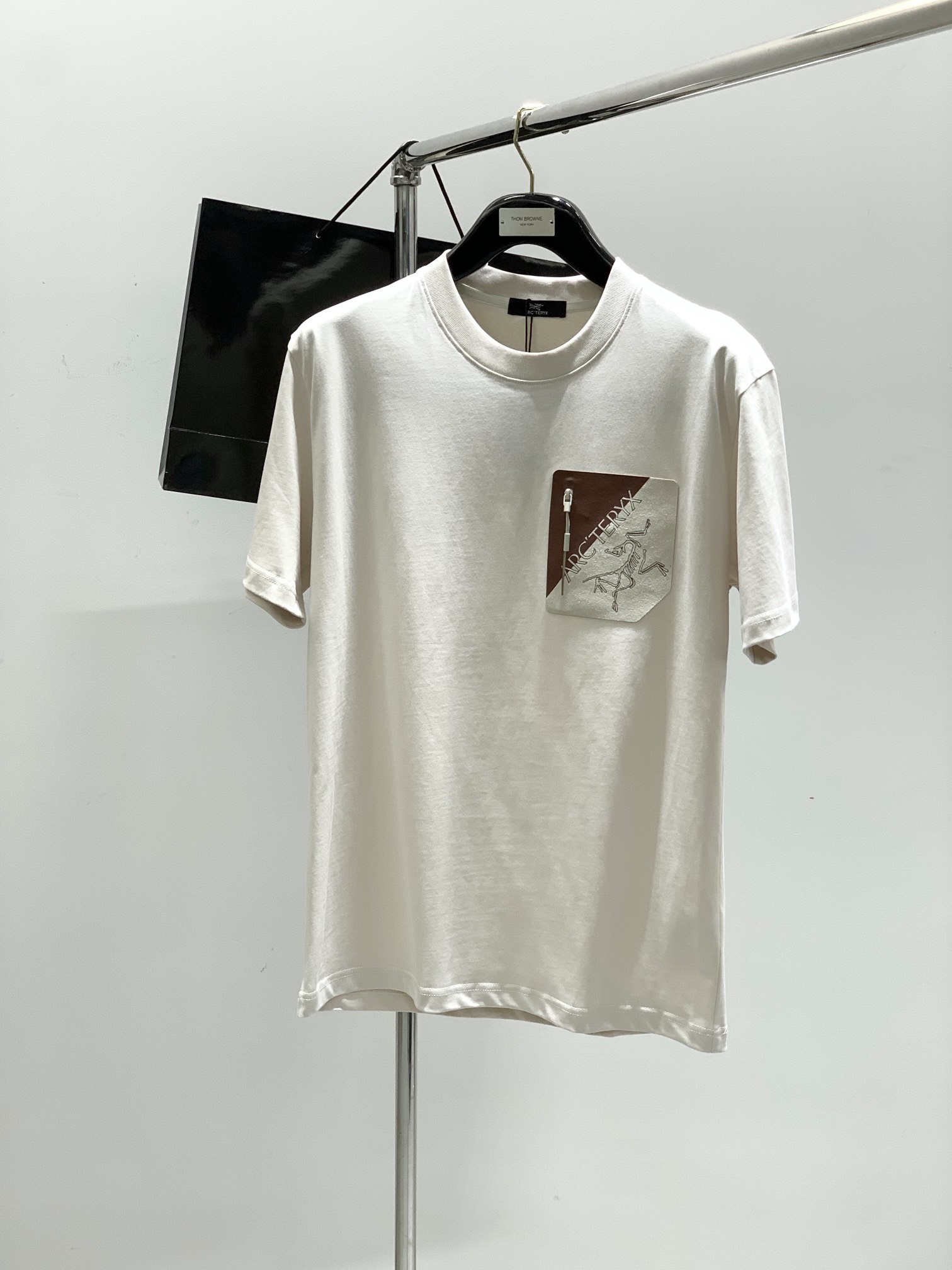 NO:147492,,ARCTERYX Archaeoptera bird, new summer AW products, fashionable and casual round neck short-sleeved T-shirts, available at the same time for counters, original singles, imported original fabrics, extremely complex craftsmanship, fairly elegant and fashionable visuals, noble and elegant, from main fabric to detailed craftsmanship, showing the ingenuity of fashion, 2 colors recommendations, code numbers XS-L, arc'teryx, T-shirt,tees, t-shirt, alexander wang19860909,ARCTERYX 始祖鸟,夏季AW新品,时尚休闲圆领短袖T恤,专柜同步有售,原单狠货,进口原版面料,工艺极度复杂,视觉相当雅致时髦,高贵而优雅,从主体面料到细节工艺,彰显时装的匠心所在,2色推荐,码数XS-L,arc'teryx,T-shirt,tees，t-shirt,alexander wang,Men's clothing