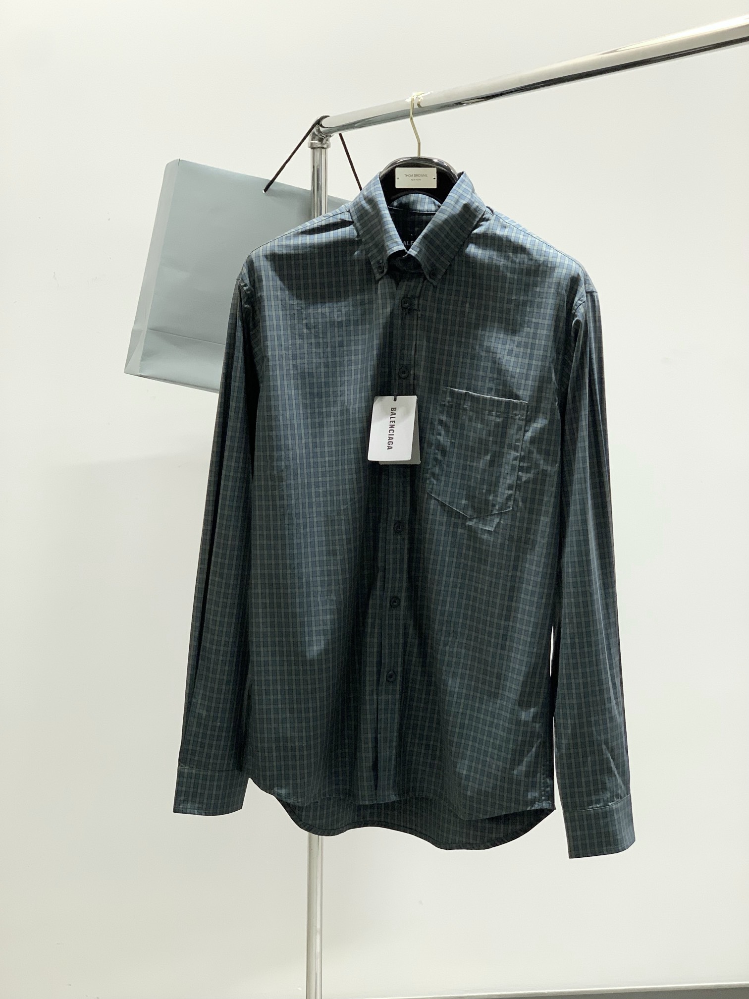 NO:147507,,Balenciaga Balenciaga, the latest spring model, the counter is available at the same time, original singles, hot and fashionable long-sleeved shirts, imported original fabrics, unique design, top-level printing craft letter pattern decorative logo, simple and fashionable, handsome upper body, complete three standards, 0-3, ,balenciaga,balenciaga,shirts,alexander wang19860909,Balenciaga 巴黎世家,春季最新款,专柜同步有售,原单狠货,爆款时尚休闲长袖衬衫,进口原版面料,独特设计,顶级印花工艺字母图案装饰logo,简约时尚 ,上身帅气,三标齐全,码数0-3,,balenciaga,balenciaga,shirts,alexander wang,Men's clothing