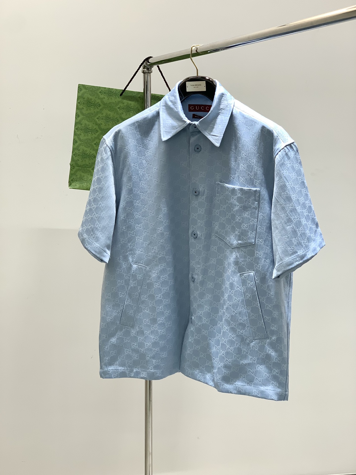 NO:147483,,Gucci, the latest spring model, available at the counter at the same time, original single product, fashionable and casual short-sleeved jacket, very distinctive on the upper body!  Eye-catching and highlighted, imported original fabric, top-level jacquard craft letter pattern decorative logo, simple but not lacking in fashion, classic and atmospheric, comfortable and breathable, handsome and stylish on the upper body, 2 colors recommended, S-XL, gucci, gucci, jackets & coats, T-shirt, alexander wang19860909,Gucci 古驰,春季最新款,专柜同步有售,原单狠货,时尚休闲短袖外套,上身很有特点！吸睛而有亮点,进口原版面料,顶级提花工艺字母图案装饰Logo,简单而不失时尚,经典大气,舒适透气,上身帅气有型,2色推荐,码数S-XL,,gucci,gucci,jackets & coats,T-shirt,alexander wang,Men's clothing