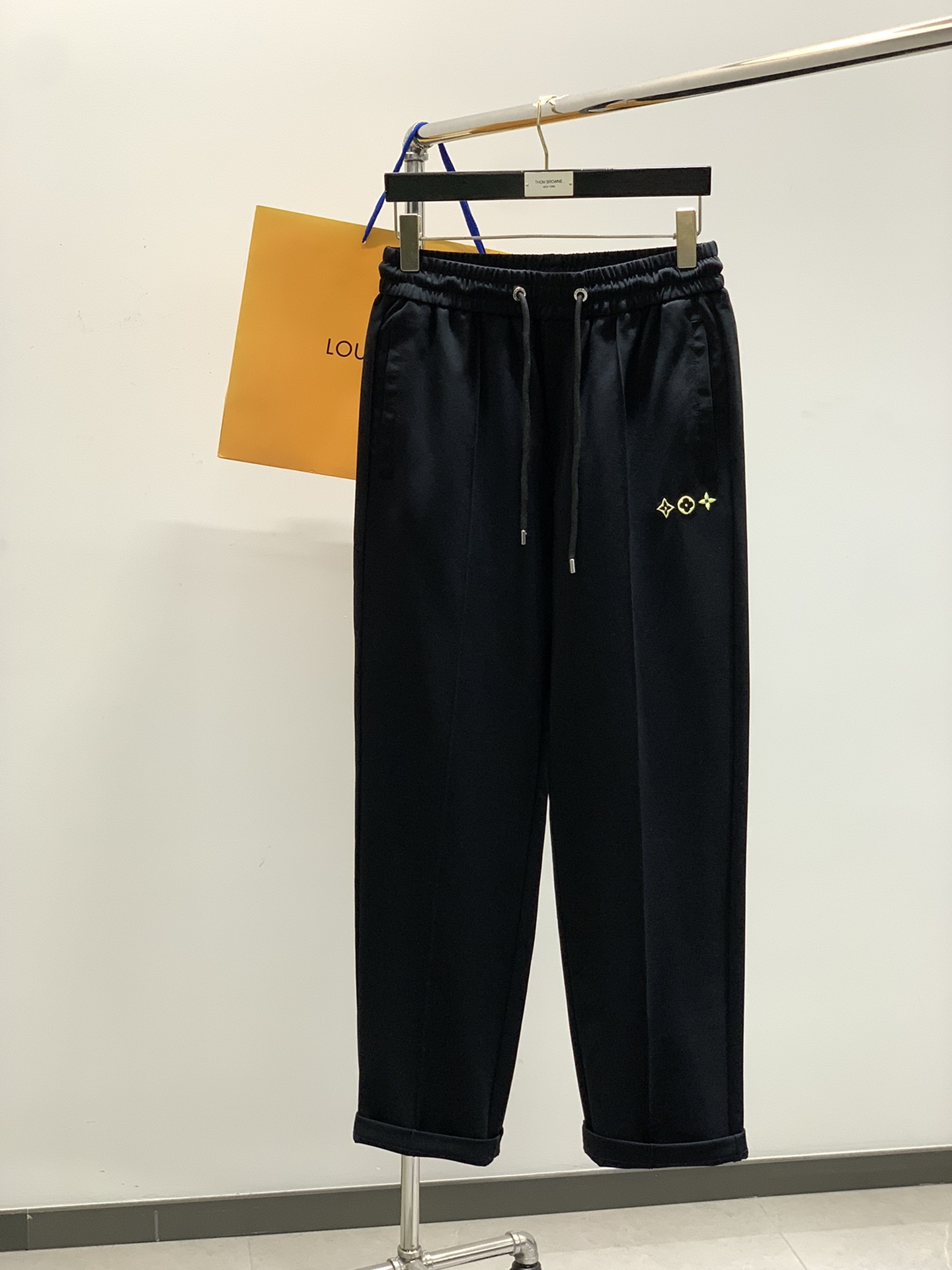 NO:147390,,LouisVuitton, the latest spring model, available at the counter at the same time, original singles, fashionable casual pants, very distinctive on the upper body!  Eye-catching and highlighted, imported original fabric, top-grade embroidery craft letter pattern decoration logo, original hardware and auxiliary decoration, simple but not lacking in fashion, classic and atmospheric, comfortable and breathable, handsome and stylish on the upper body, 3 colors recommendation, code number M-3XL,, louis vuitton, louis vuitton, alexander wang19860909,LouisVuitton 路易威登,春季最新款,专柜同步有售,原单狠货,时尚休闲裤,上身很有特点！吸睛而有亮点,进口原版面料,顶级刺绣工艺字母图案装饰Logo,原版五金辅料装饰,简单而不失时尚,经典大气,舒适透气,上身帅气有型,3色推荐,码数M-3XL,,louis vuitton,louis vuitton,alexander wang,Men's clothing