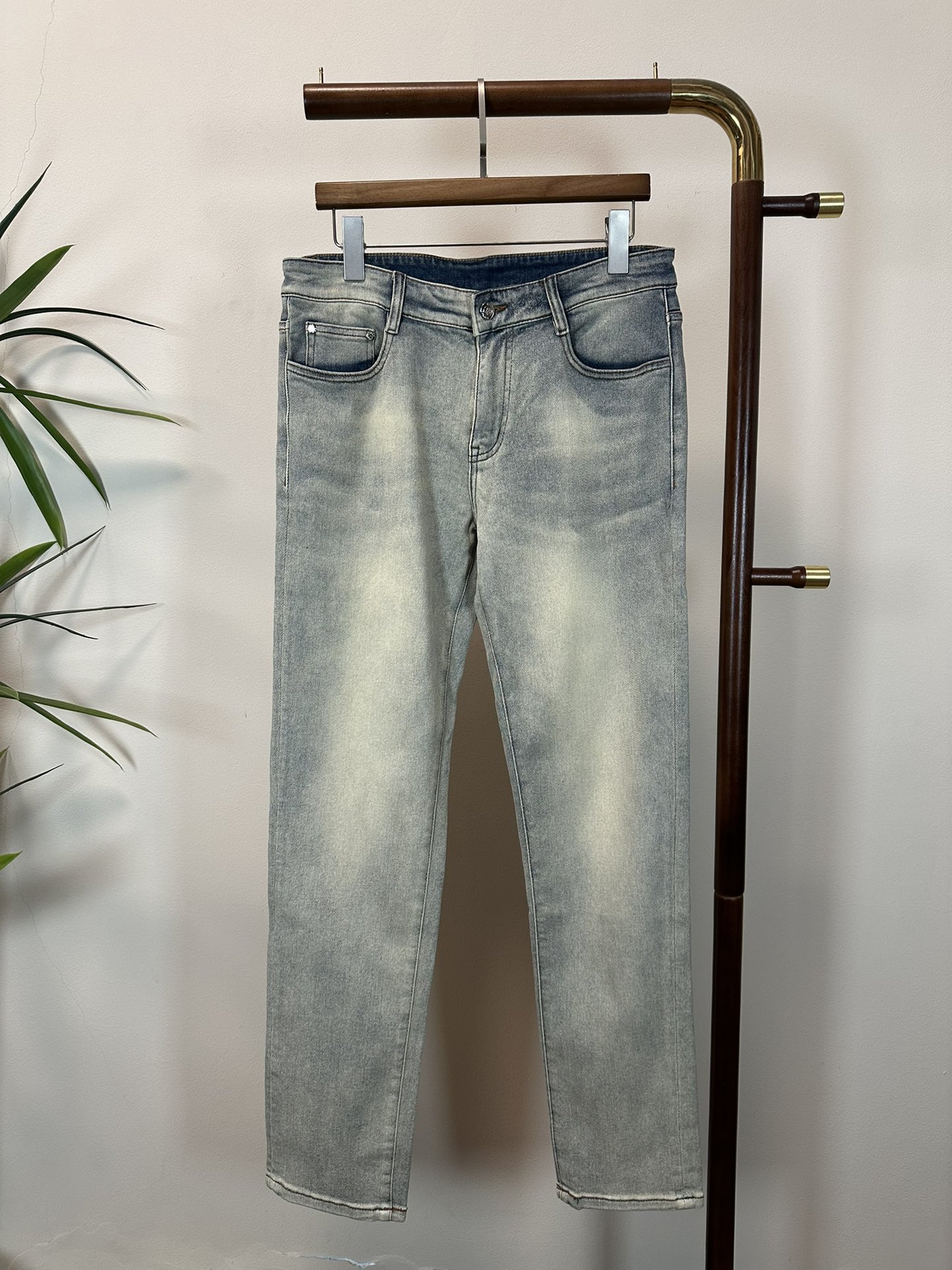 NO:162866,MON 2025 spring and summer new model is available in stock, original single hot jeans super customized model, original hardware, super heavy industry technology, excellent version, impeccable detail!  The style is not picky, it is very high-end, and the good products are not waiting for everyone. If you like it, hurry up and start, size 29-40, Moncler, jeans, alexander wang19860909MON 蒙口 2025春夏新款现货上市,原单爆款牛仔裤超级定制款,原版五金,超级重工工艺,版型超赞细节做工无可挑剔！款式不挑人,特别高档,好货不等人,看中赶紧下手,尺码29-40,,Moncler,jeans,alexander wang,Men's clothing