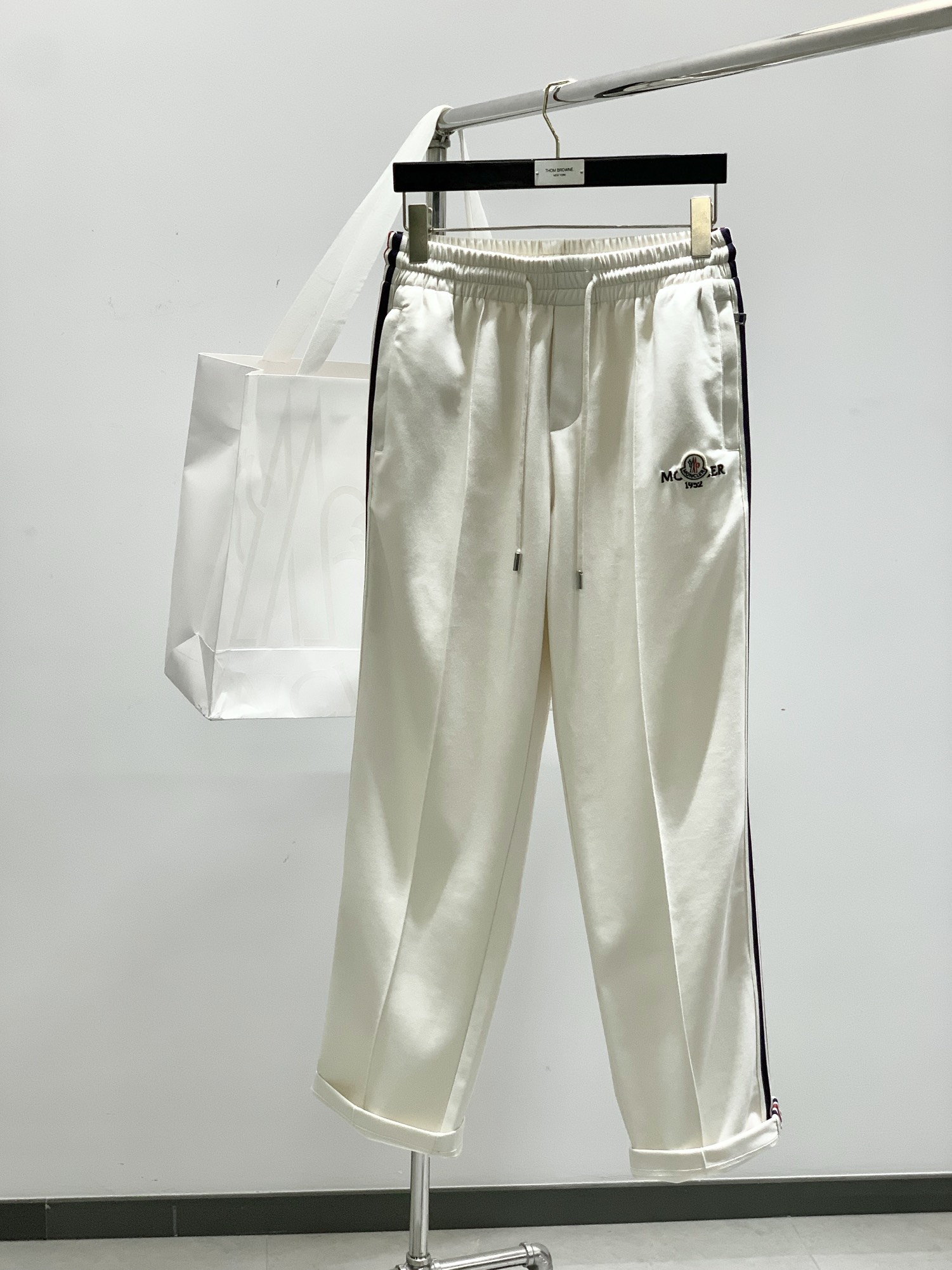 NO:147467,,Moncler mask, the latest spring products, special counters are available at the same time, original singles, fashionable casual pants, imported original fabric, top-grade embroidery craft letter pattern logo, original hardware accessories decoration, simple but not lacking in fashion, top body fashionable and handsome, 2 colors recommendation, code number M-3XL, christian louboutin, Moncler, alexander wang19860909,Moncler 蒙口,春季最新品,专柜同步有售,原单狠货,时尚休闲裤,采用进口原版面料,顶级刺绣工艺字母图案logo,原版五金辅料装饰,简单而不失时尚,上身时尚帅气,2色推荐,码数M-3XL,,christian louboutin,Moncler,alexander wang,Men's clothing